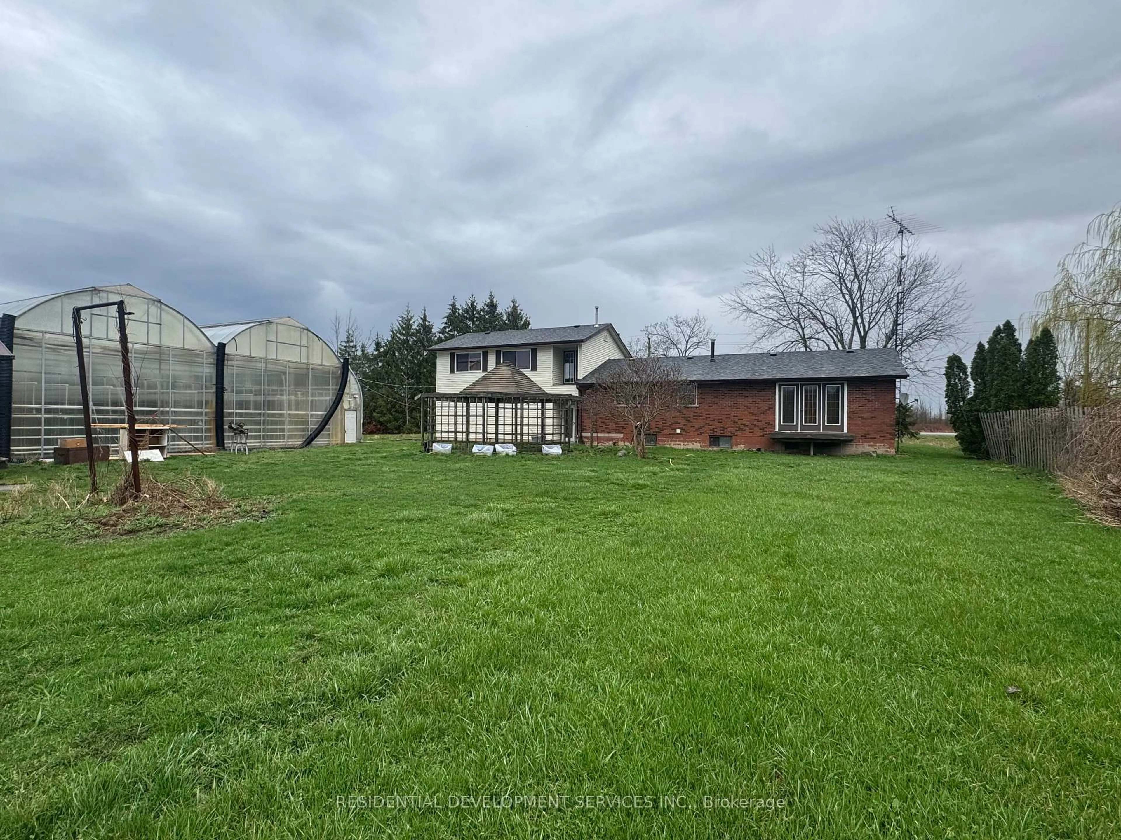 A pic from outside/outdoor area/front of a property/back of a property/a pic from drone, unknown for 342 Mountain Rd, Grimsby Ontario L3M 4E7