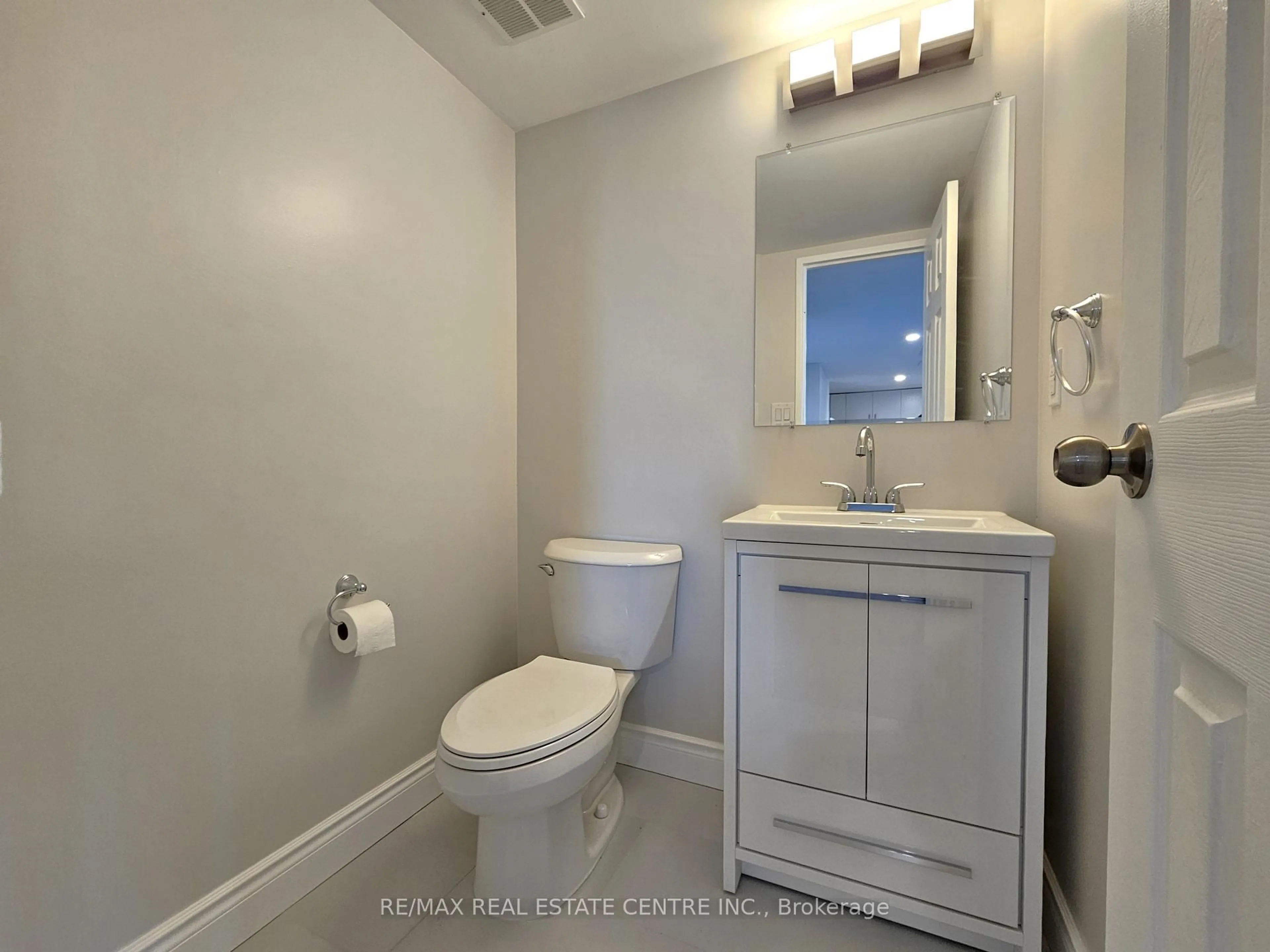 Standard bathroom, ceramic/tile floor for 260 SHELDON Ave #508, Kitchener Ontario N2H 6P2