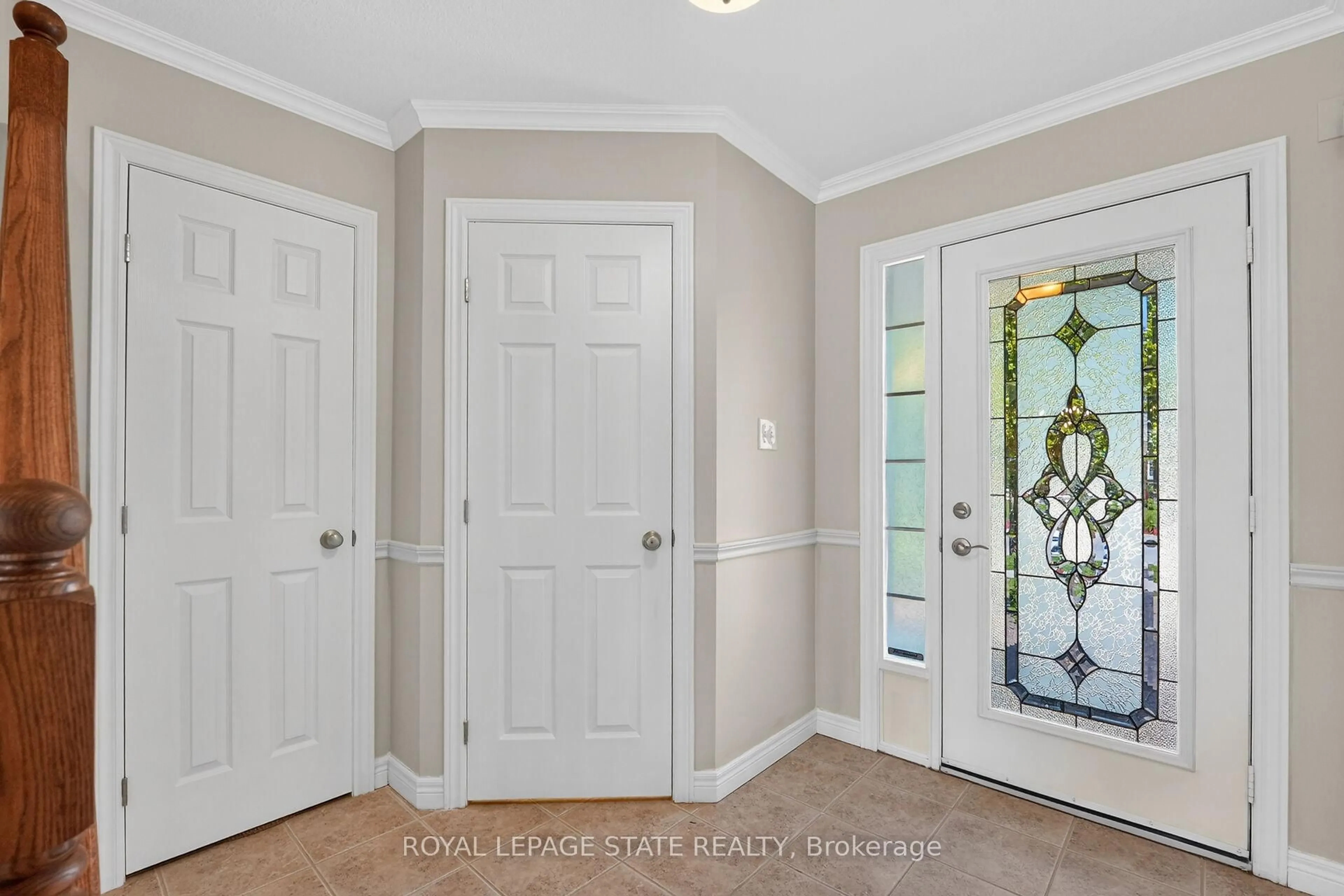 Indoor entryway for 122 Magnolia Cres, Grimsby Ontario L3M 5R5