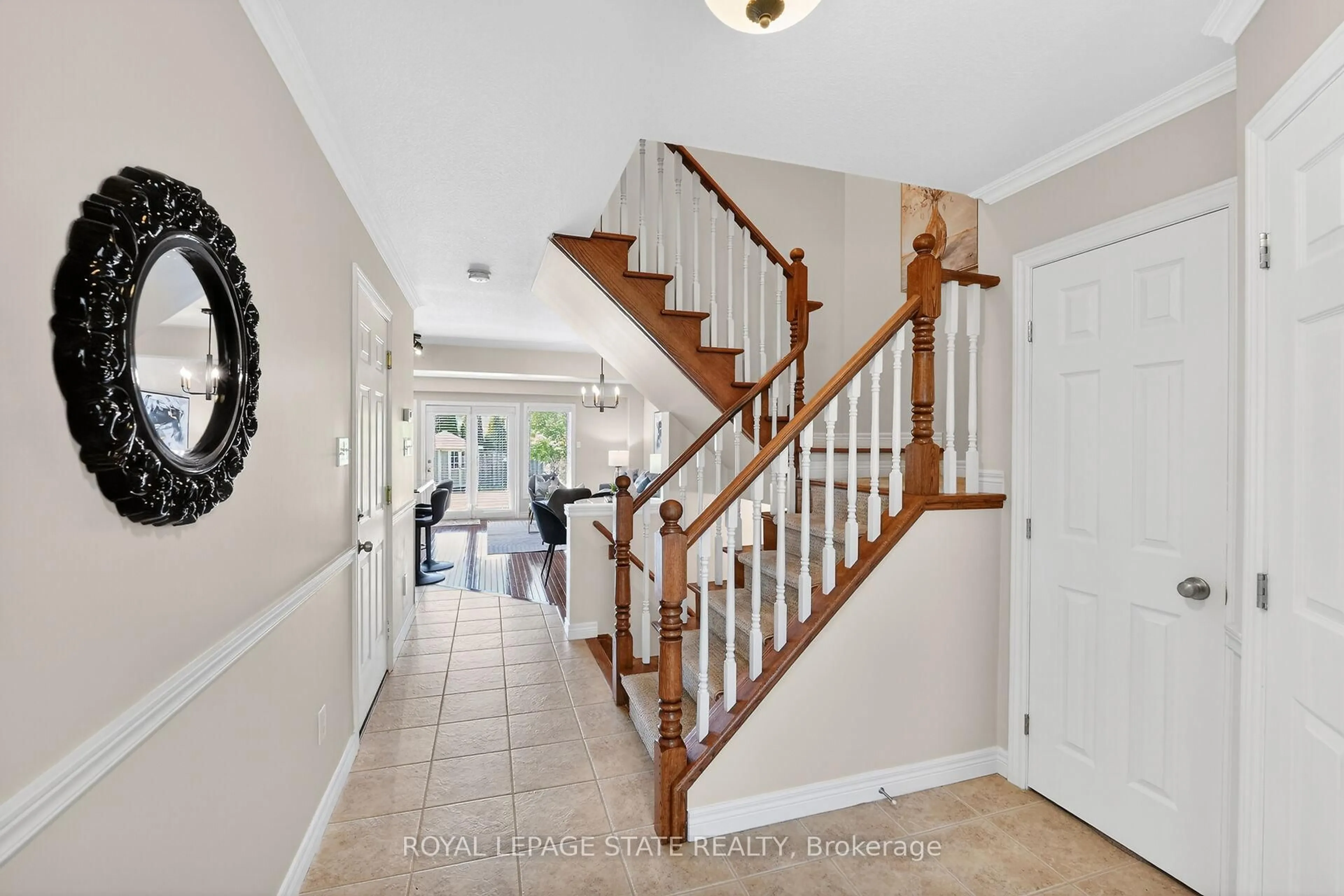 Indoor entryway for 122 Magnolia Cres, Grimsby Ontario L3M 5R5
