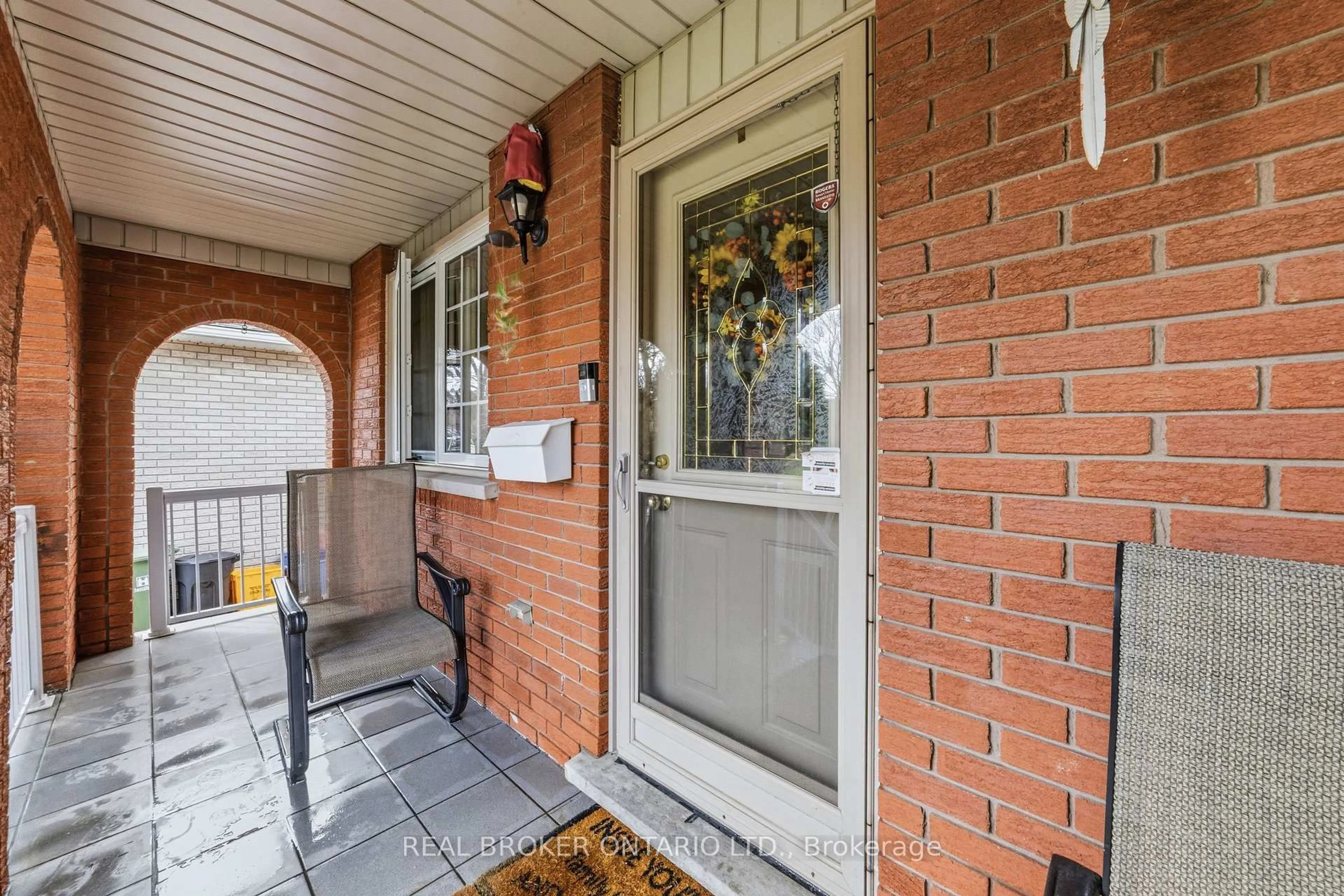 Indoor entryway for 122 Green Cedar Dr, Hamilton Ontario L9C 6W6