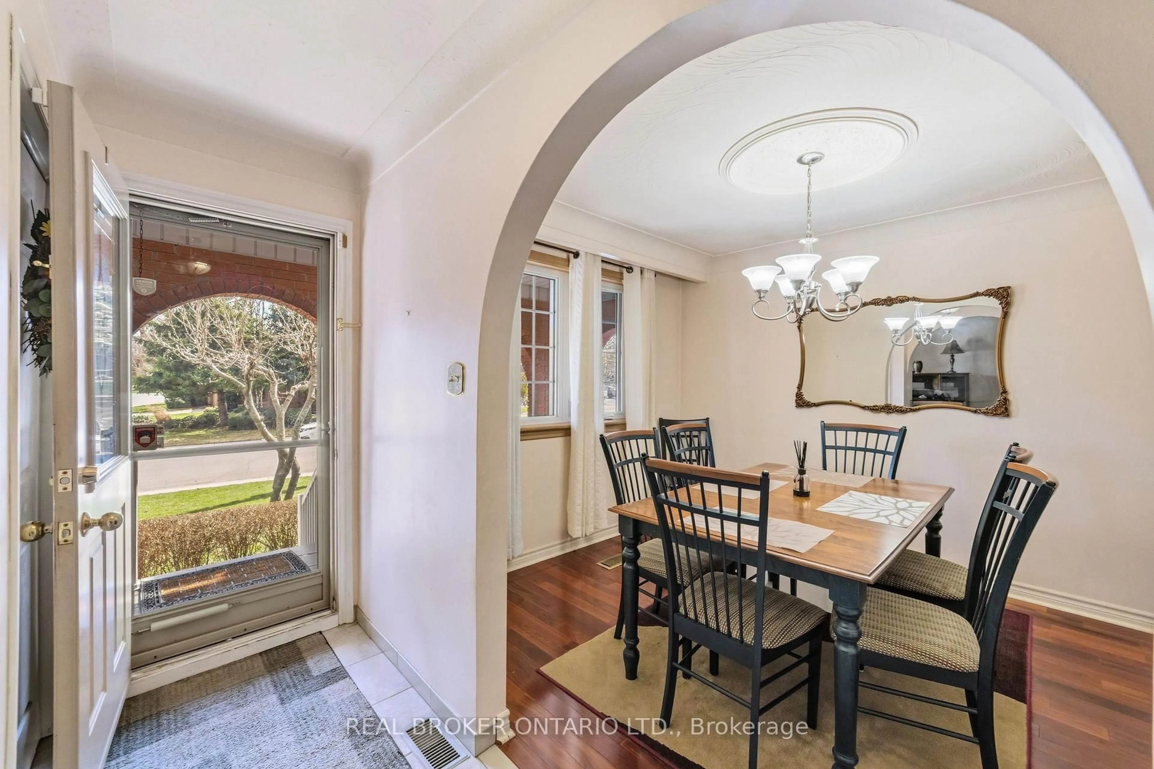 Dining room, ceramic/tile floor for 122 Green Cedar Dr, Hamilton Ontario L9C 6W6