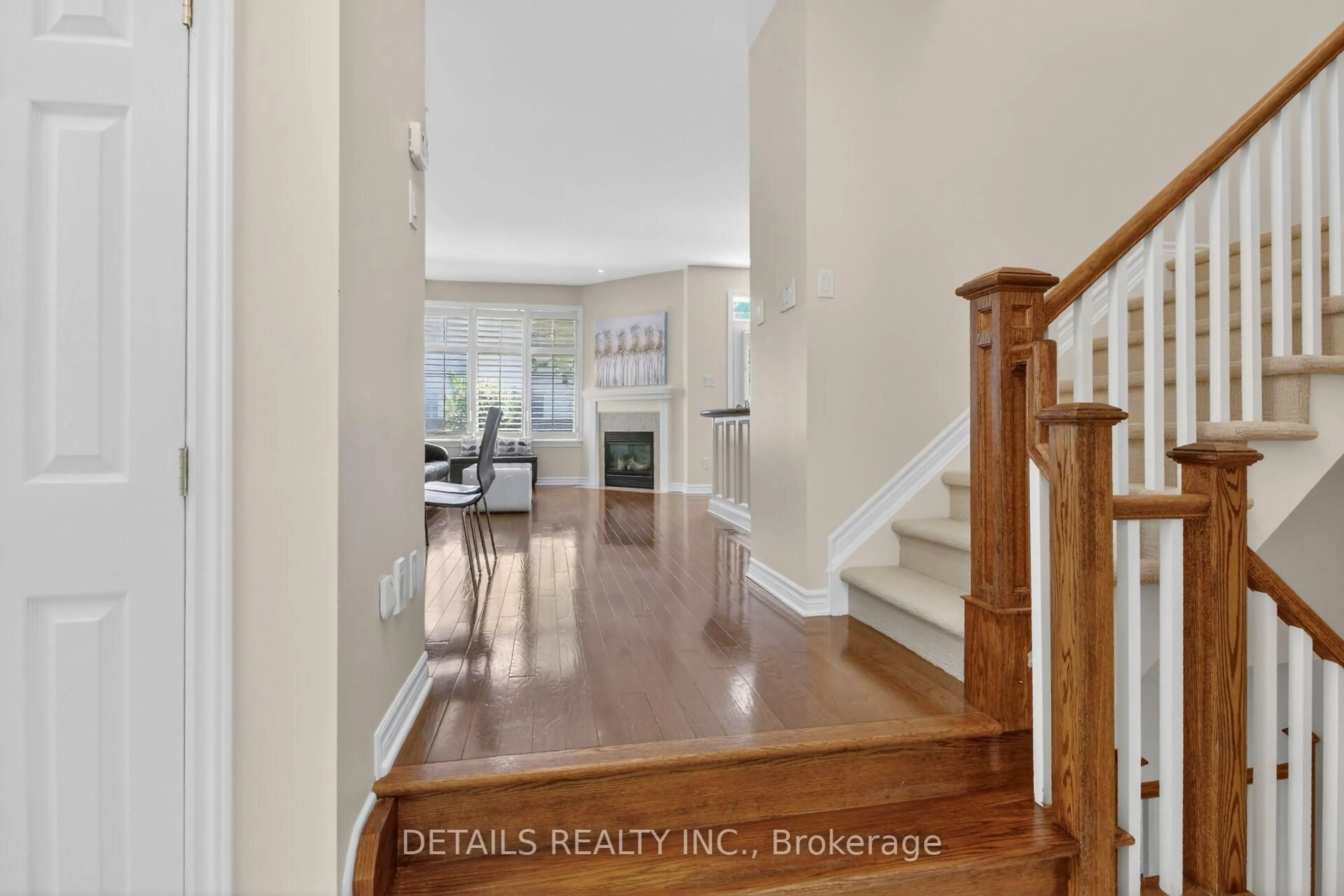 Indoor entryway for 120 Waterbridge Dr, Ottawa Ontario K2G 7C2