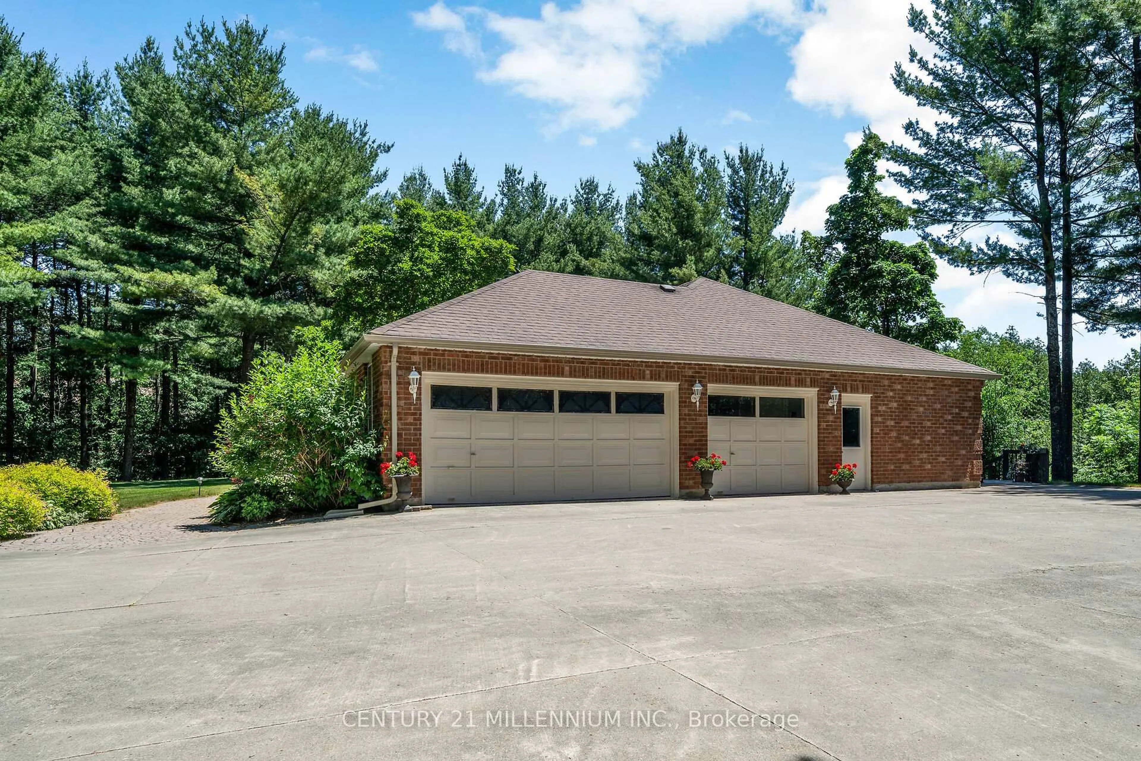 Indoor garage for 41 Pine Ridge Rd, Erin Ontario N0B 1T0