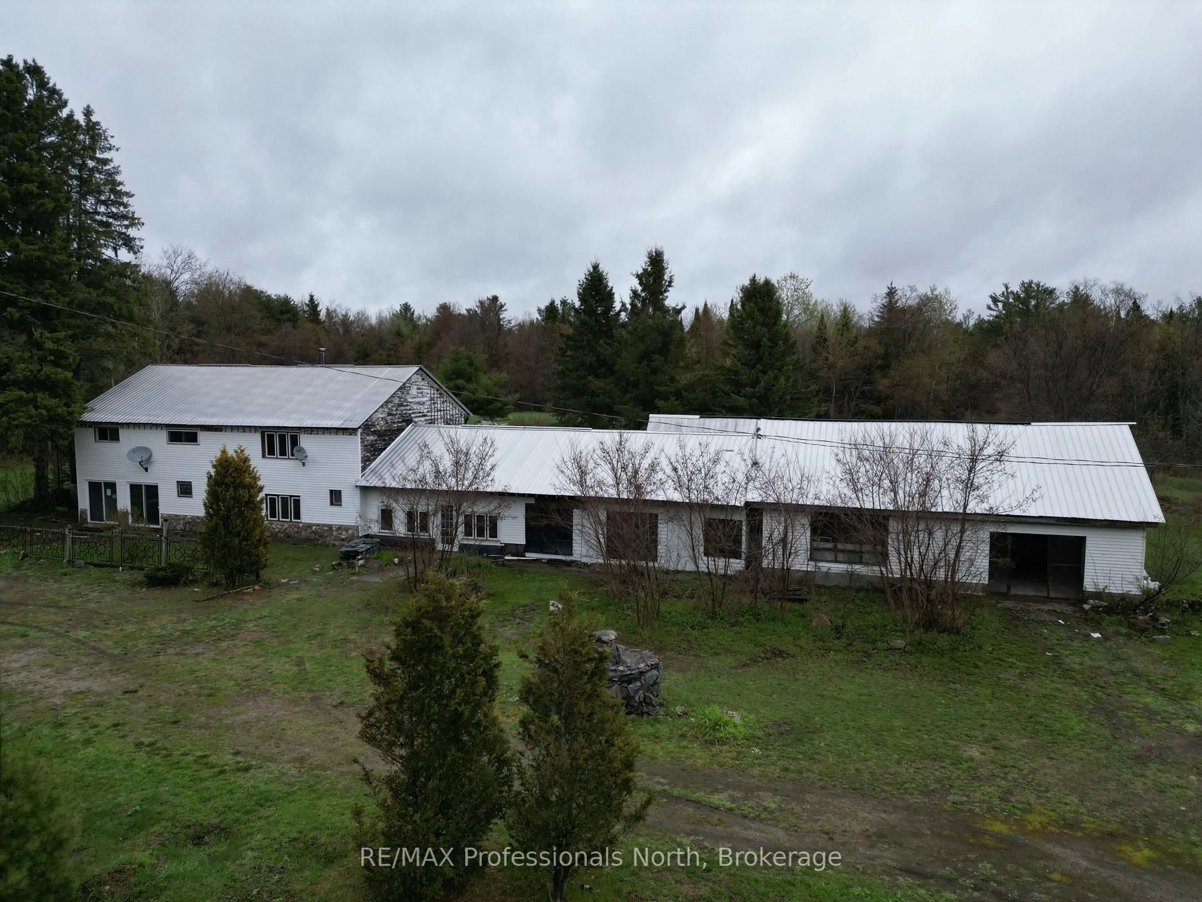 A pic from outside/outdoor area/front of a property/back of a property/a pic from drone, building for 3044 Gelert Rd, Minden Hills Ontario K0M 2K0
