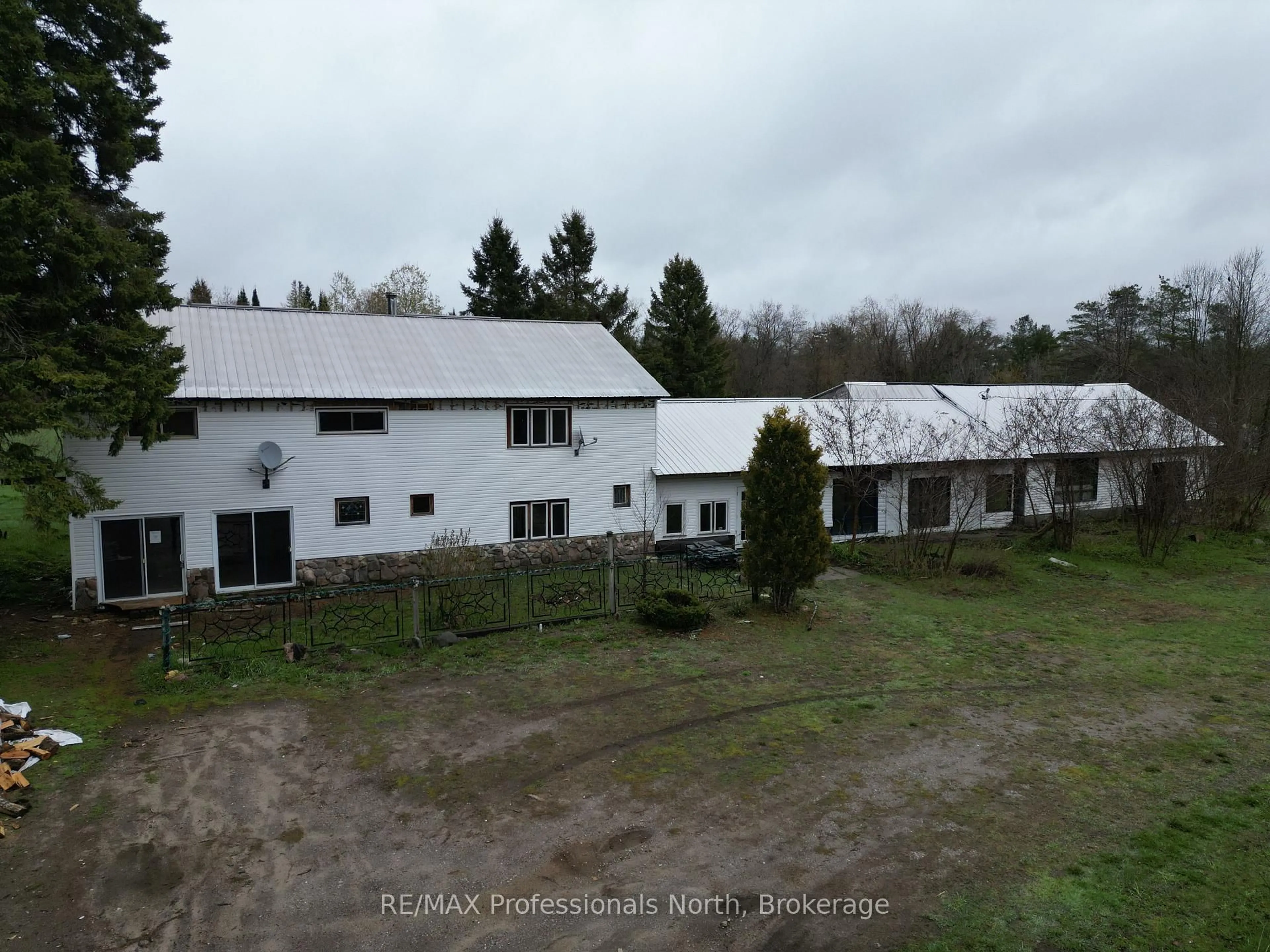 A pic from outside/outdoor area/front of a property/back of a property/a pic from drone, building for 3044 Gelert Rd, Minden Hills Ontario K0M 2K0