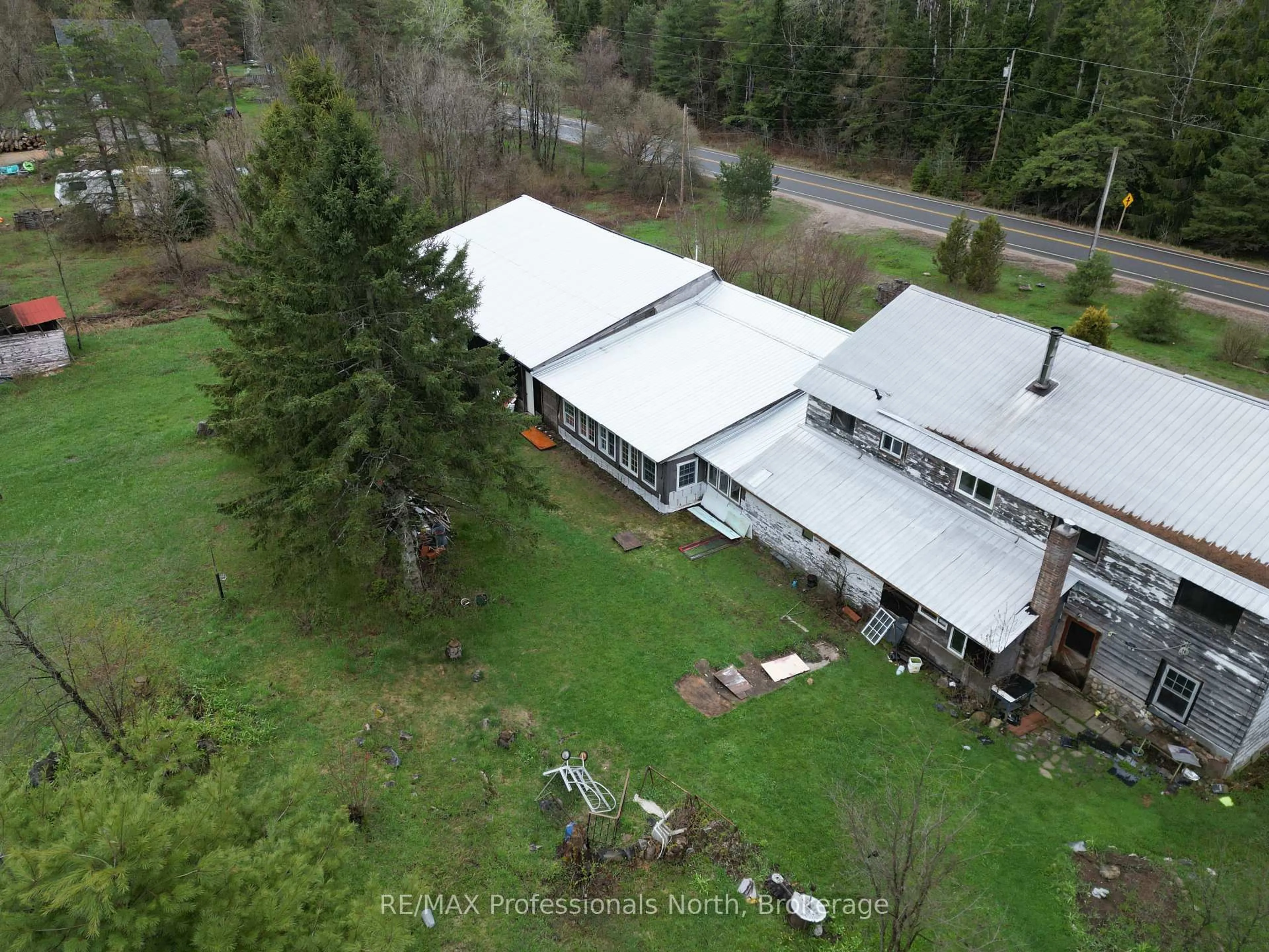 A pic from outside/outdoor area/front of a property/back of a property/a pic from drone, building for 3044 Gelert Rd, Minden Hills Ontario K0M 2K0