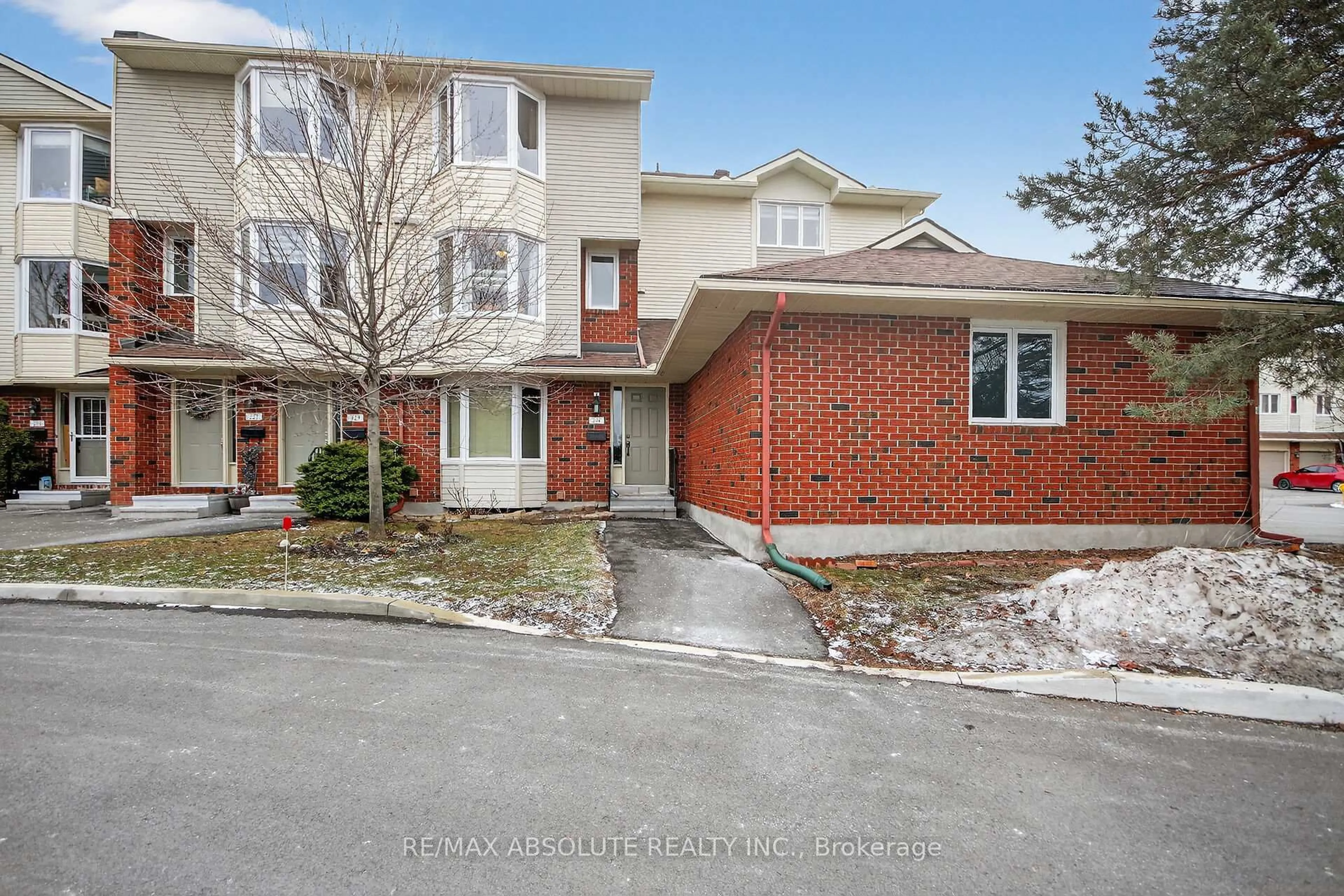 A pic from outside/outdoor area/front of a property/back of a property/a pic from drone, street for 231 Harriot Private, Ottawa Ontario K1T 3E1