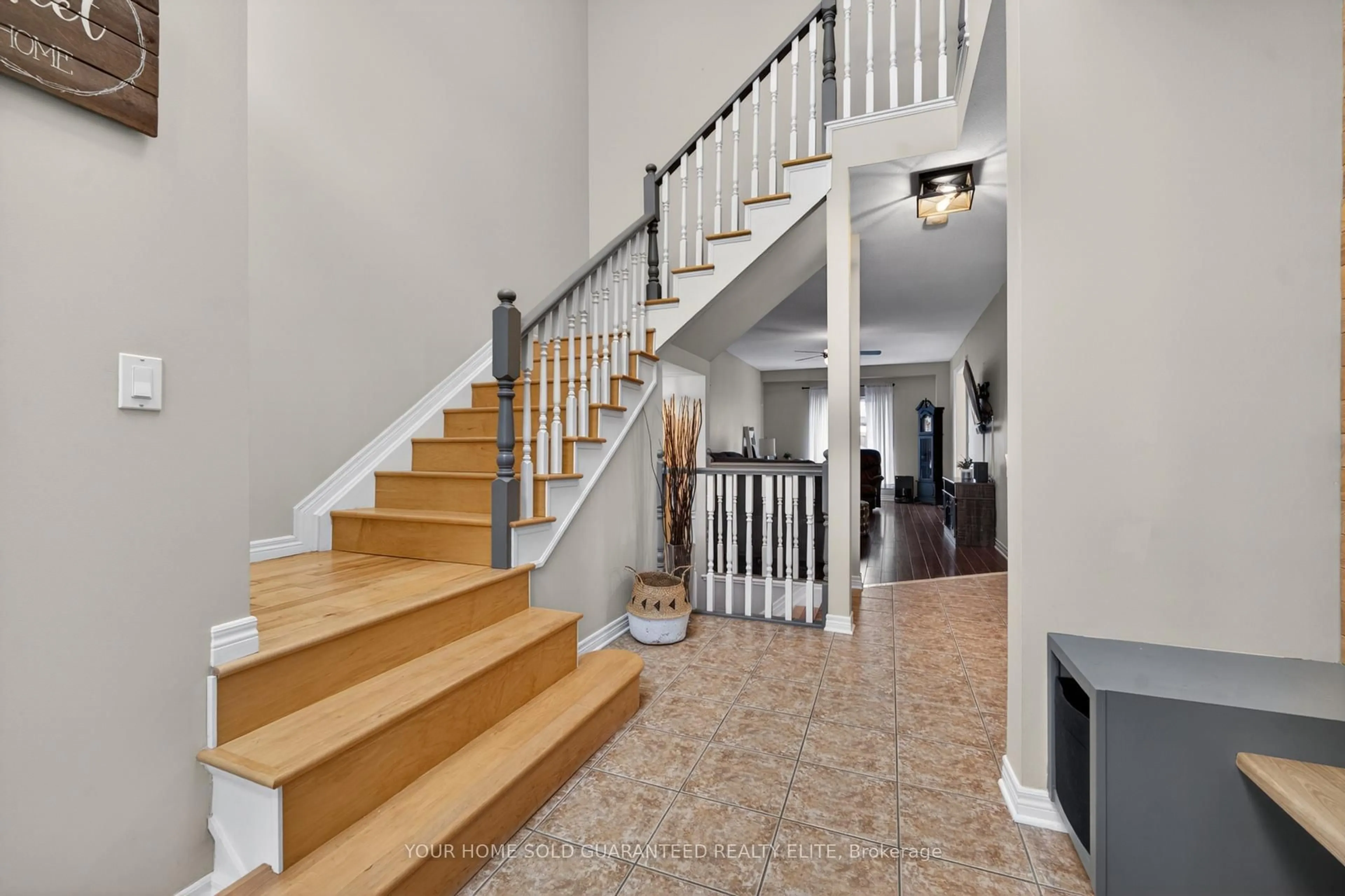 Indoor foyer for 4071 Bush Cres, Lincoln Ontario L3J 0G7