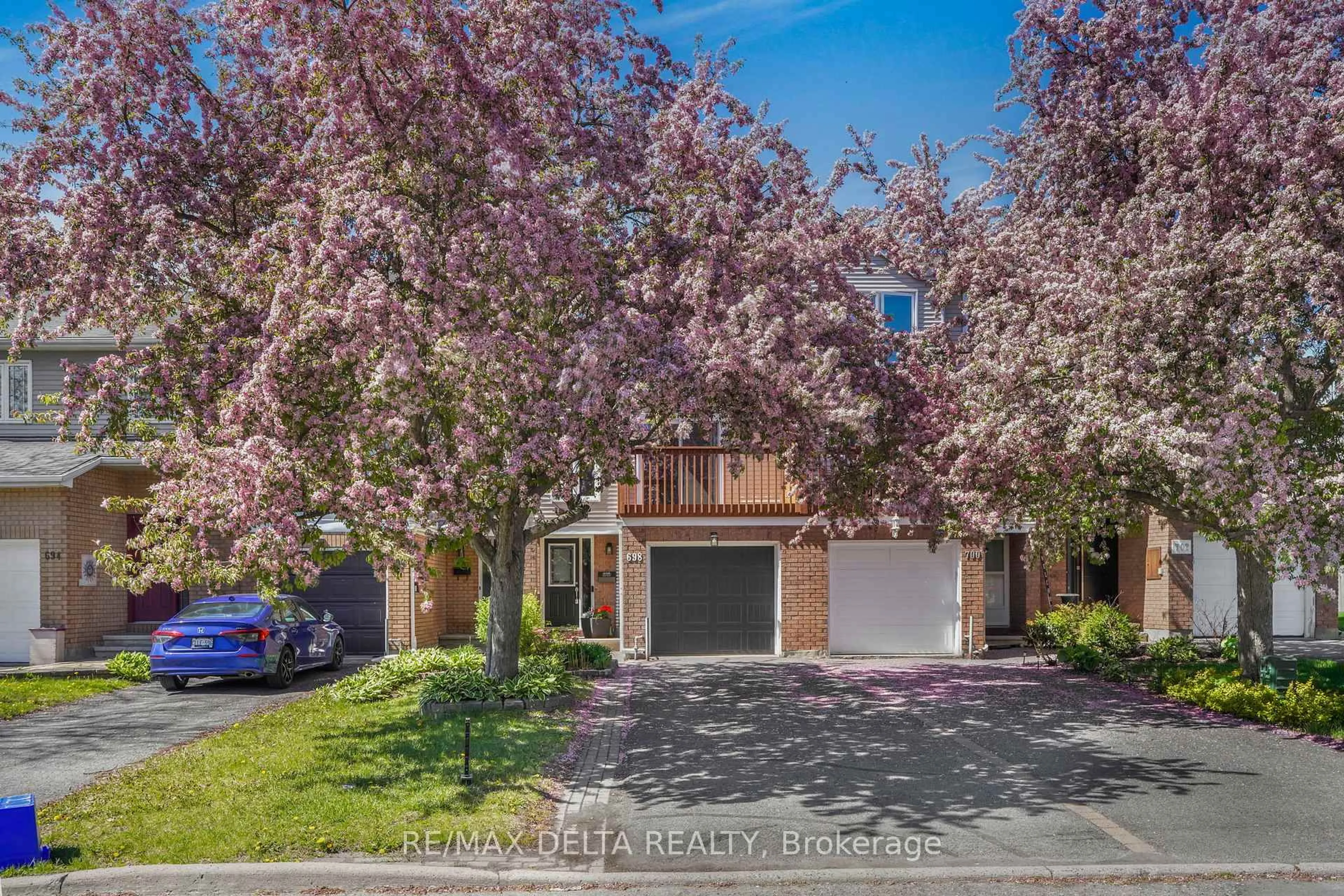 A pic from outside/outdoor area/front of a property/back of a property/a pic from drone, street for 698 Brome Cres, Ottawa Ontario K4A 1W2