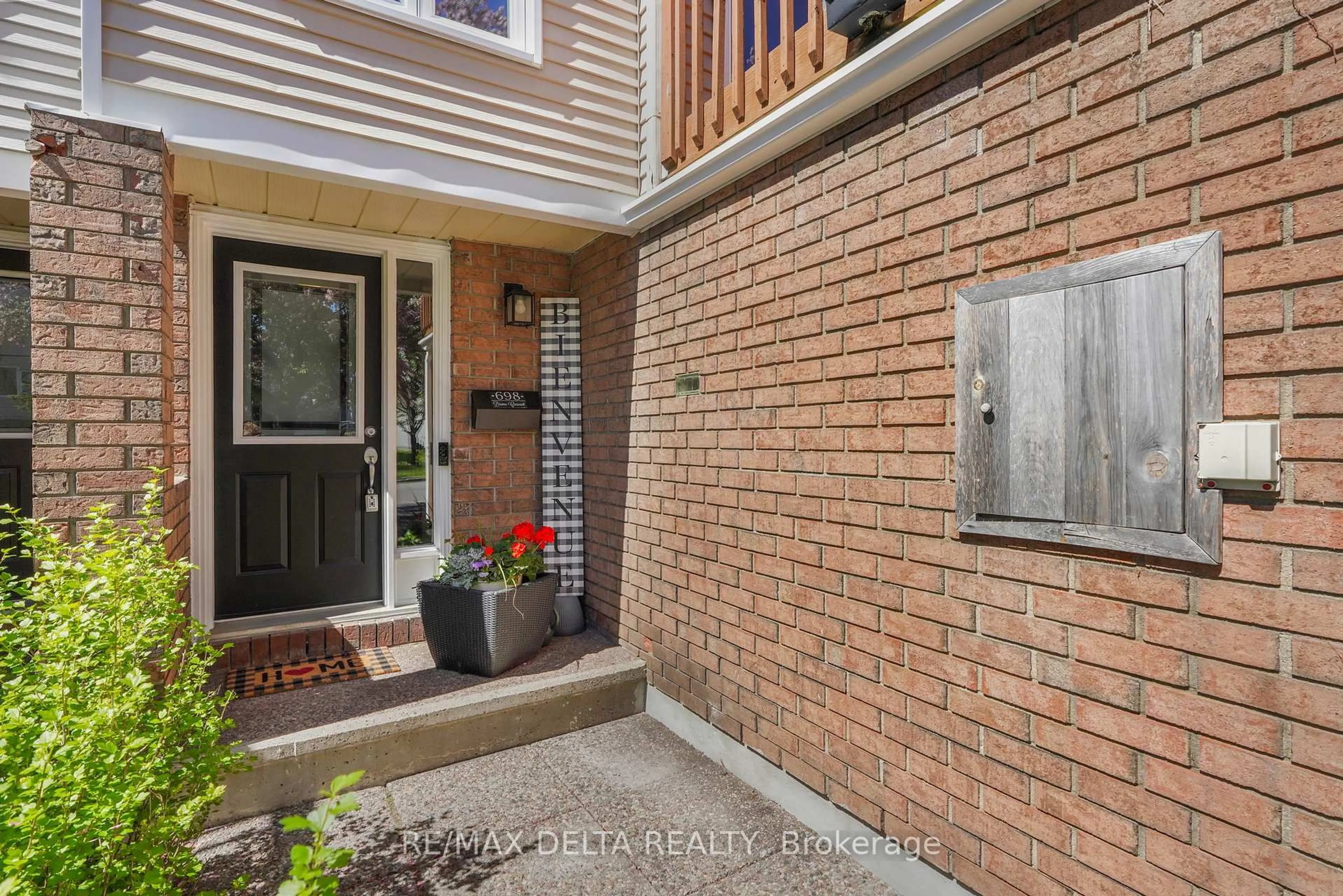 Unknown for 698 Brome Cres, Ottawa Ontario K4A 1W2