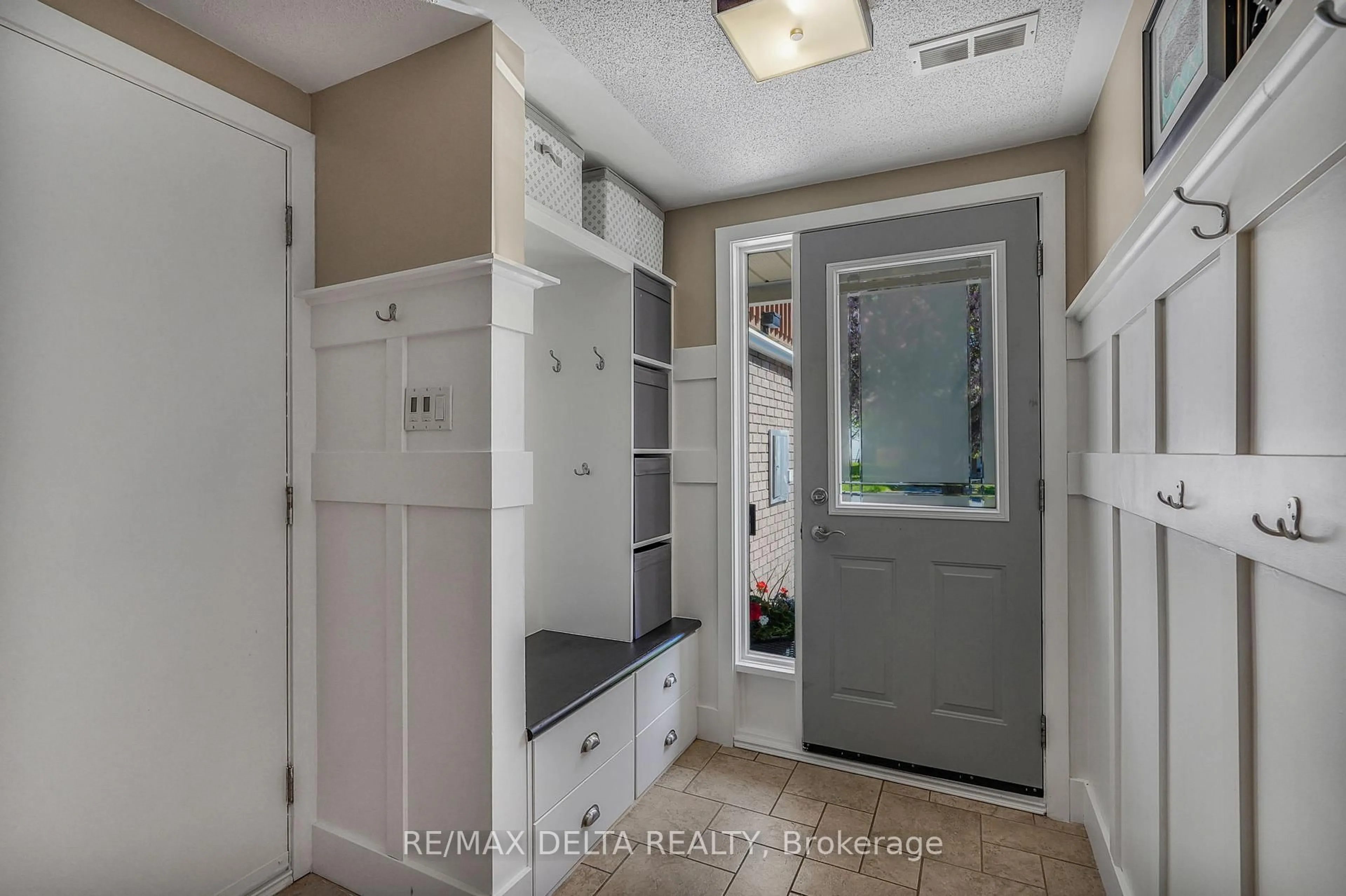 Indoor entryway for 698 Brome Cres, Ottawa Ontario K4A 1W2