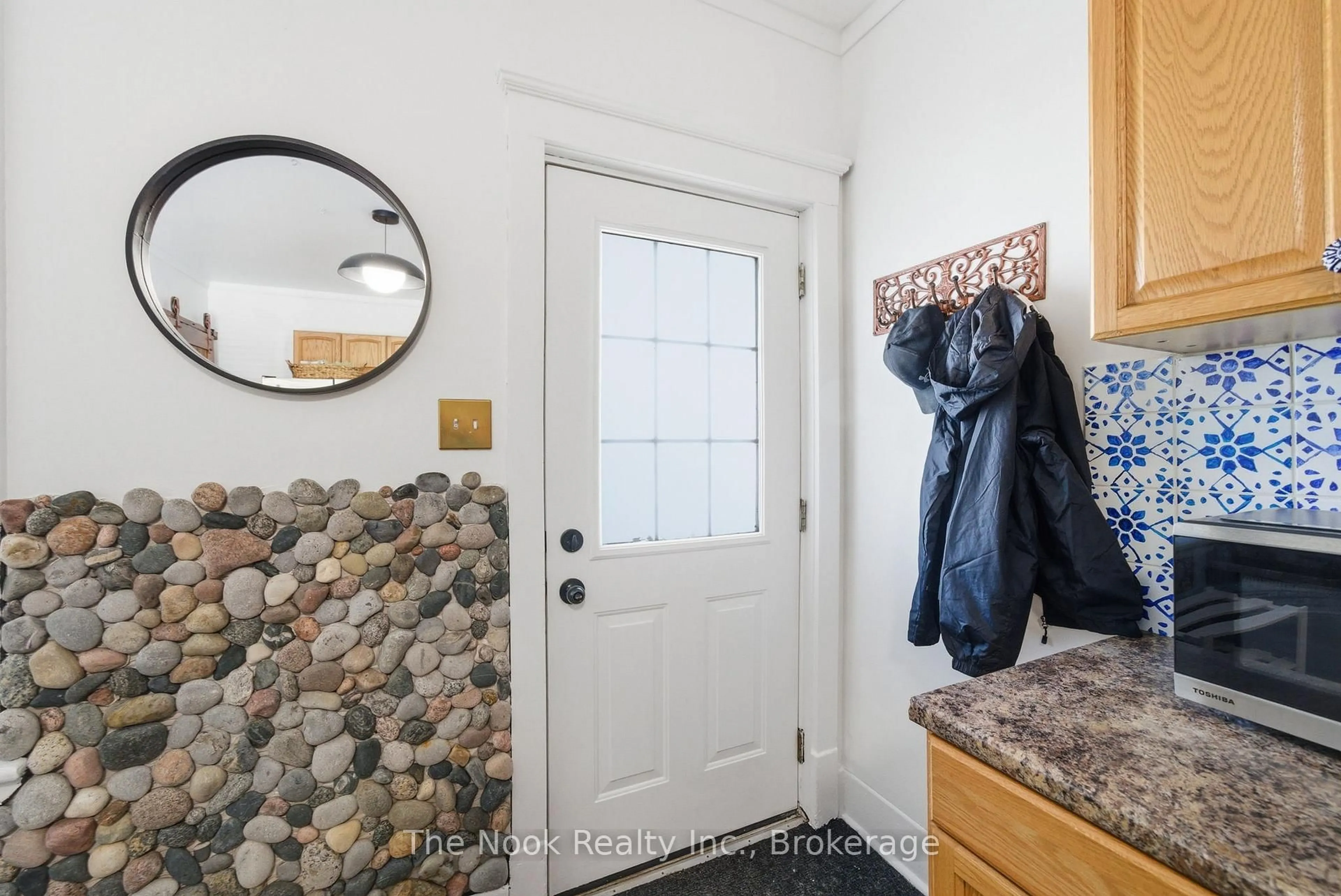 Indoor entryway for 480 George St, Peterborough Ontario K9J 3E5
