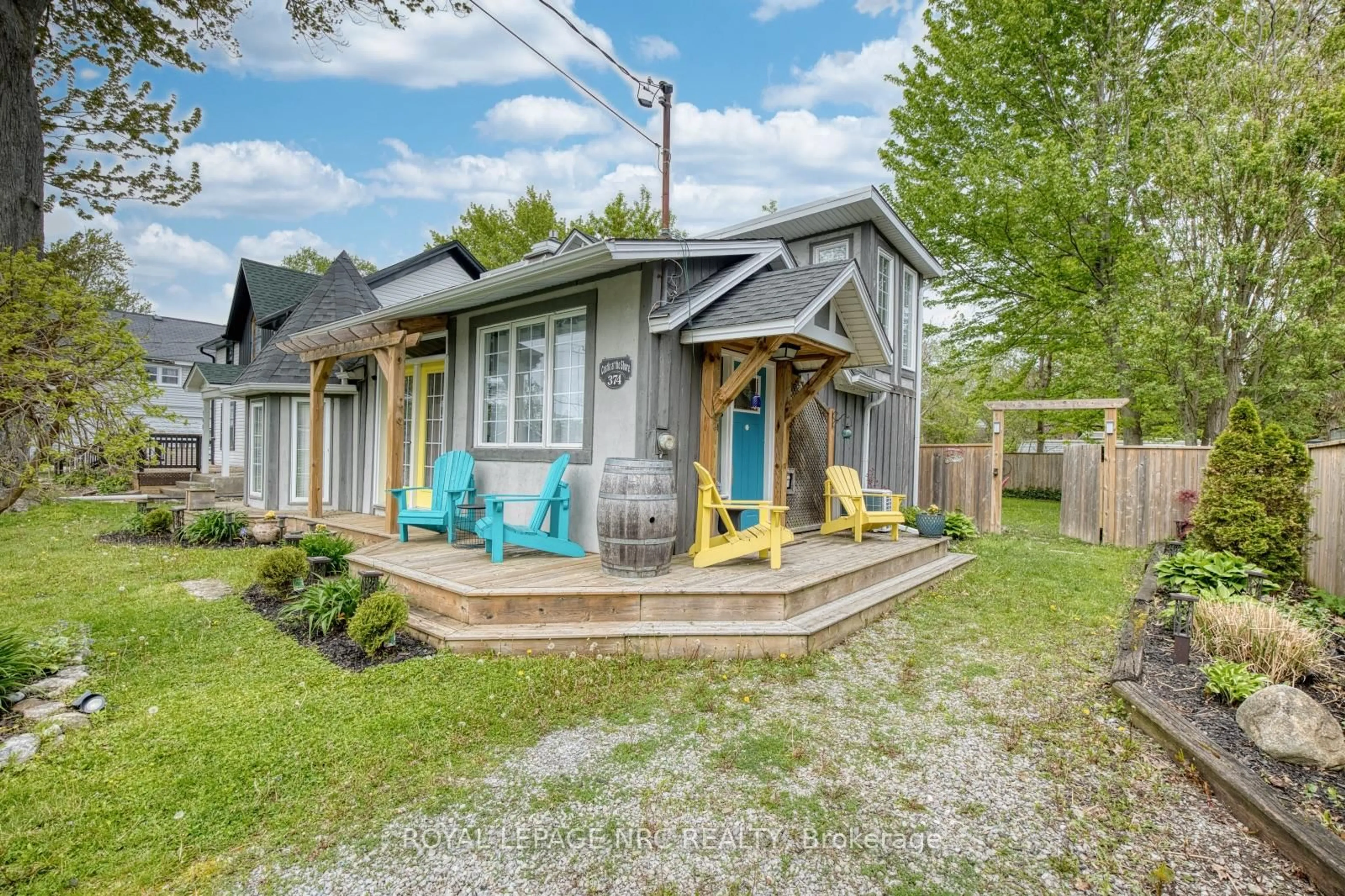 Patio, street for 374 Ridgeway Rd, Fort Erie Ontario L0S 1B0