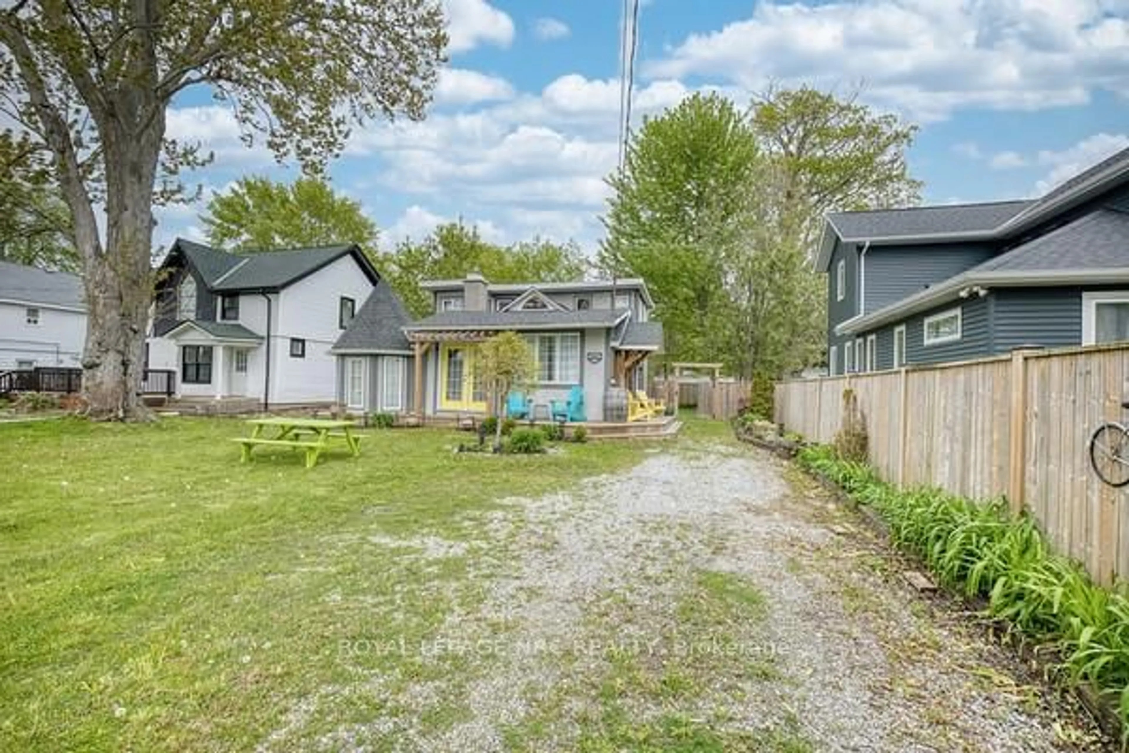 A pic from outside/outdoor area/front of a property/back of a property/a pic from drone, street for 374 Ridgeway Rd, Fort Erie Ontario L0S 1B0
