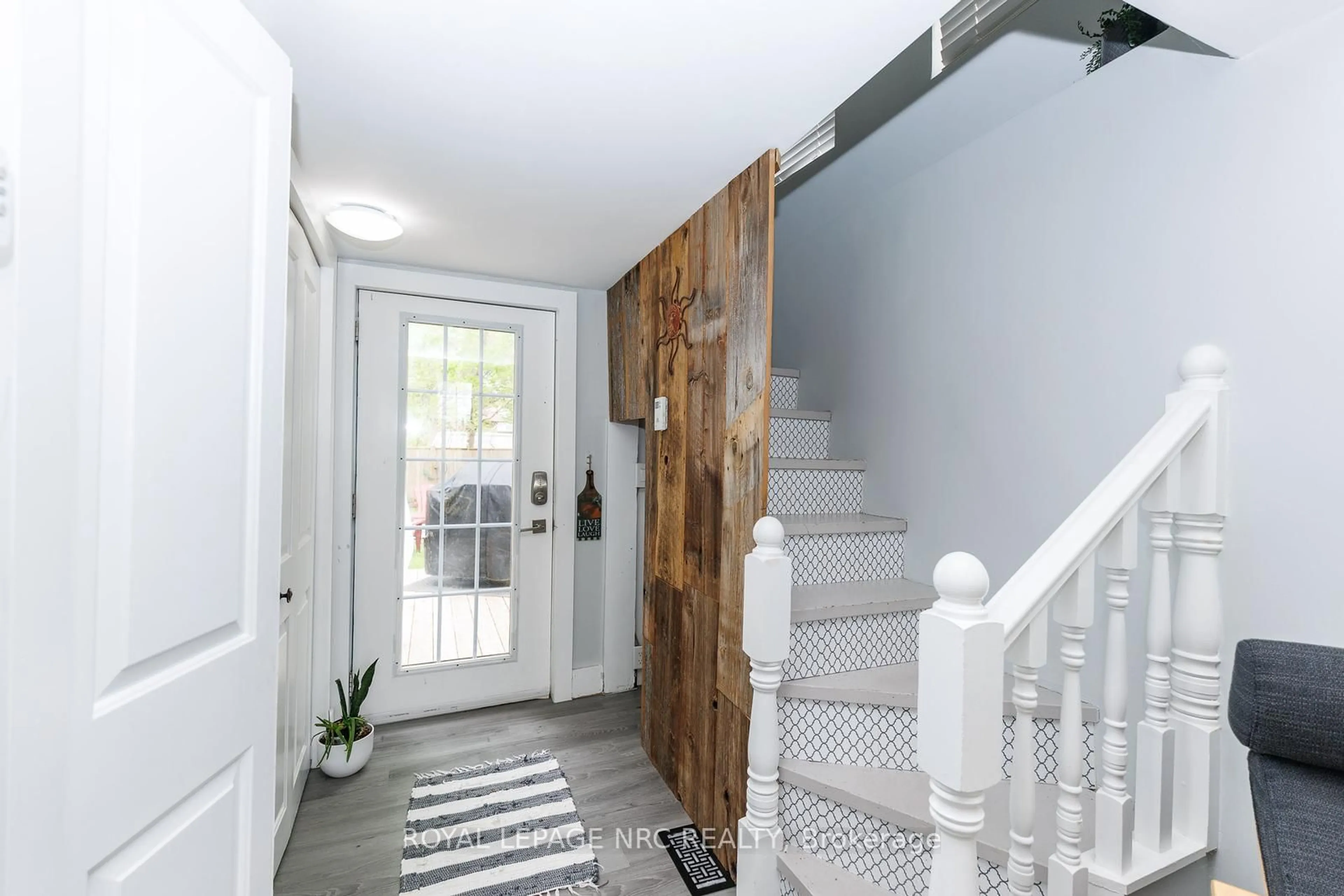 Indoor entryway for 374 Ridgeway Rd, Fort Erie Ontario L0S 1B0