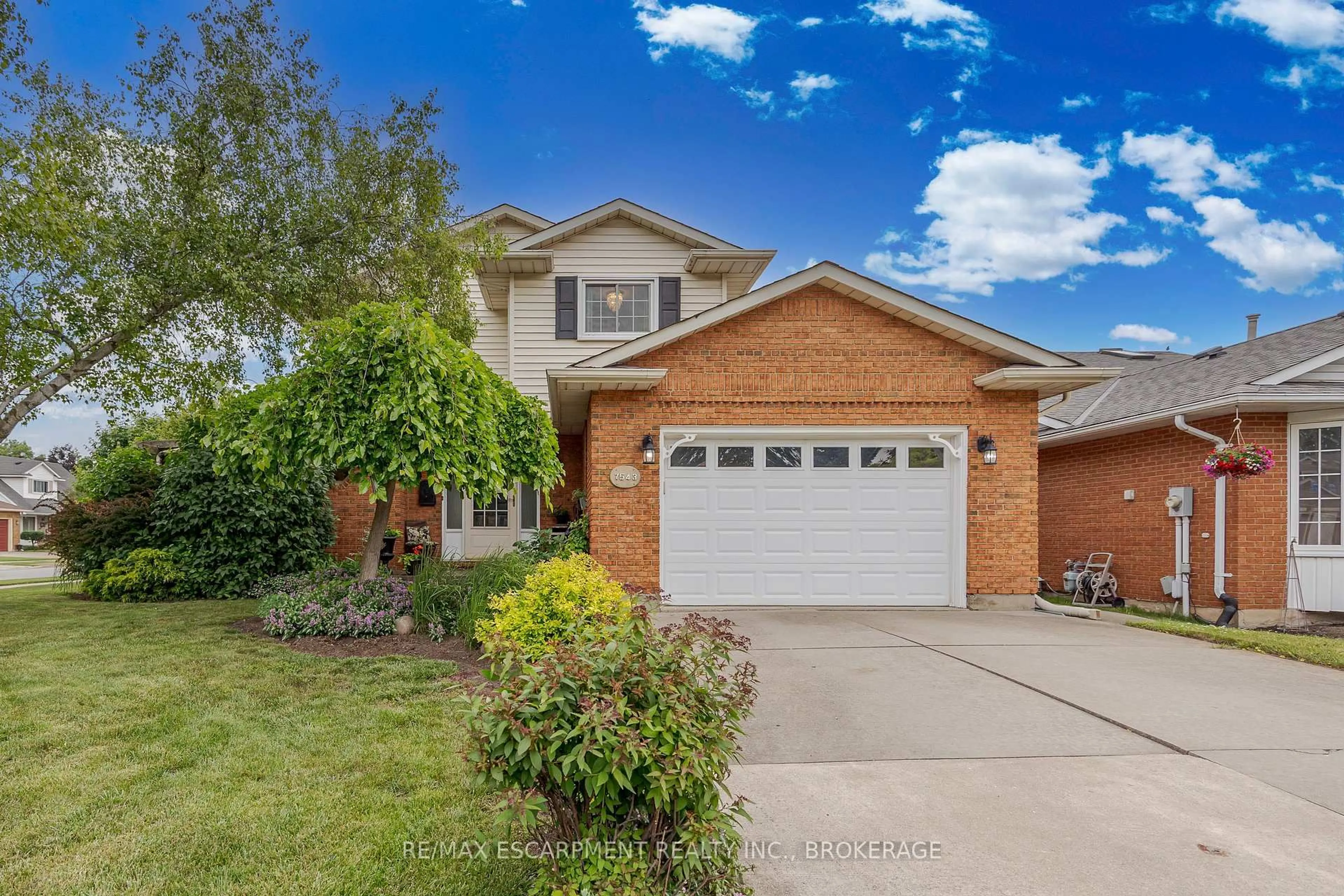 Home with brick exterior material, street for 7543 Merritt Ave, Niagara Falls Ontario L2G 5C3