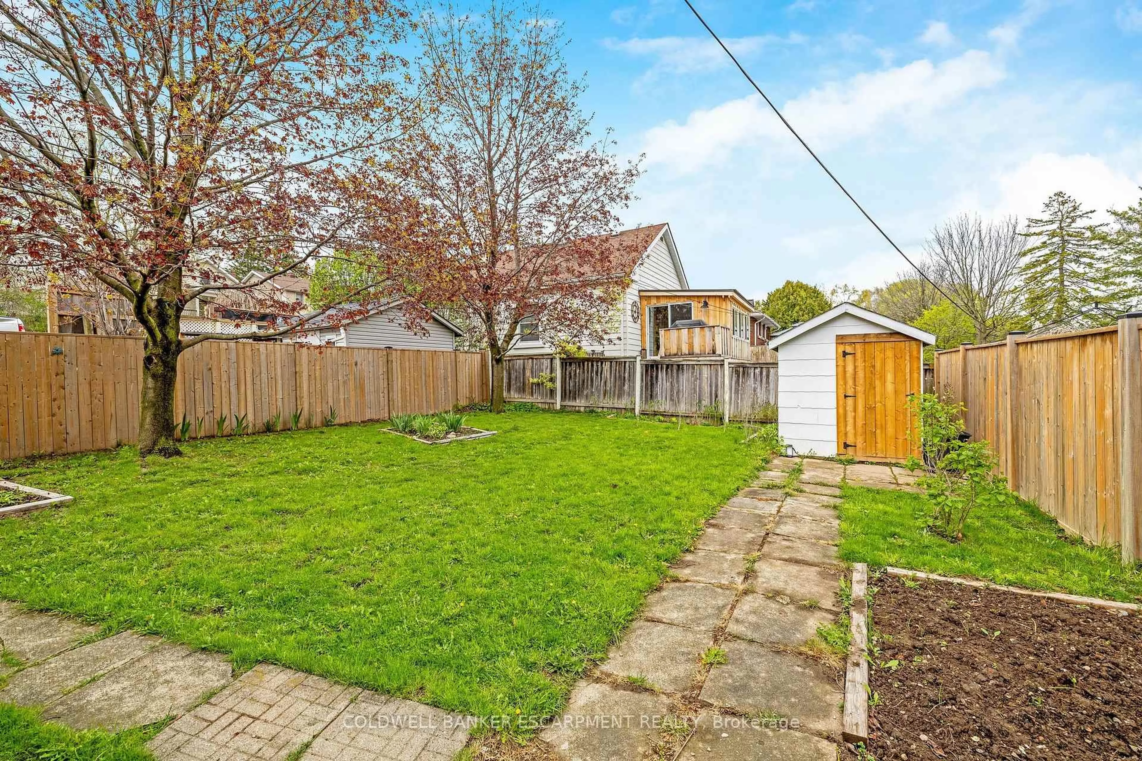 A pic from outside/outdoor area/front of a property/back of a property/a pic from drone, street for 122 Cedar St, Cambridge Ontario N1S 1W2