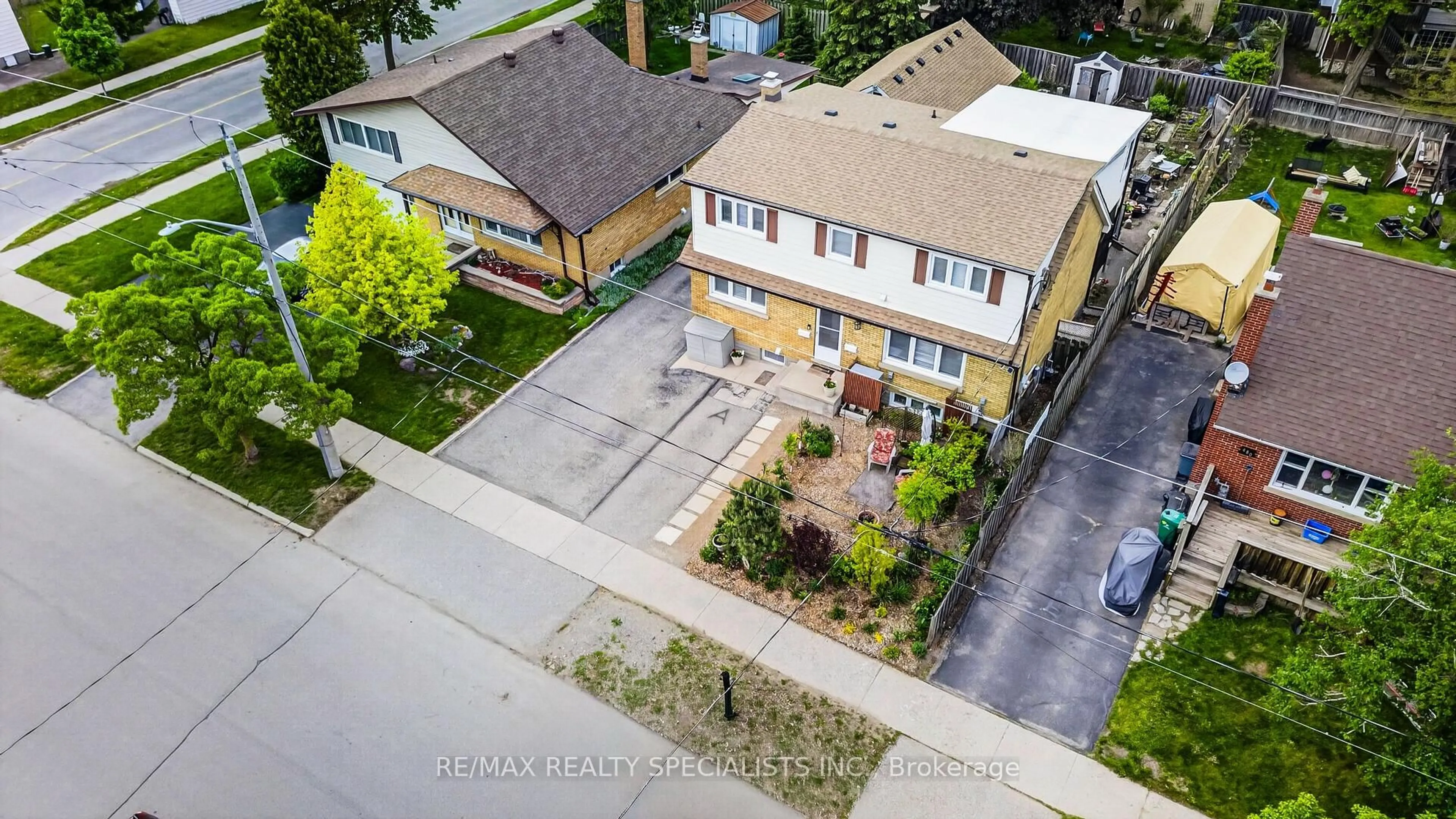 A pic from outside/outdoor area/front of a property/back of a property/a pic from drone, street for 476 Prospect Ave, Kitchener Ontario N2A 1E1