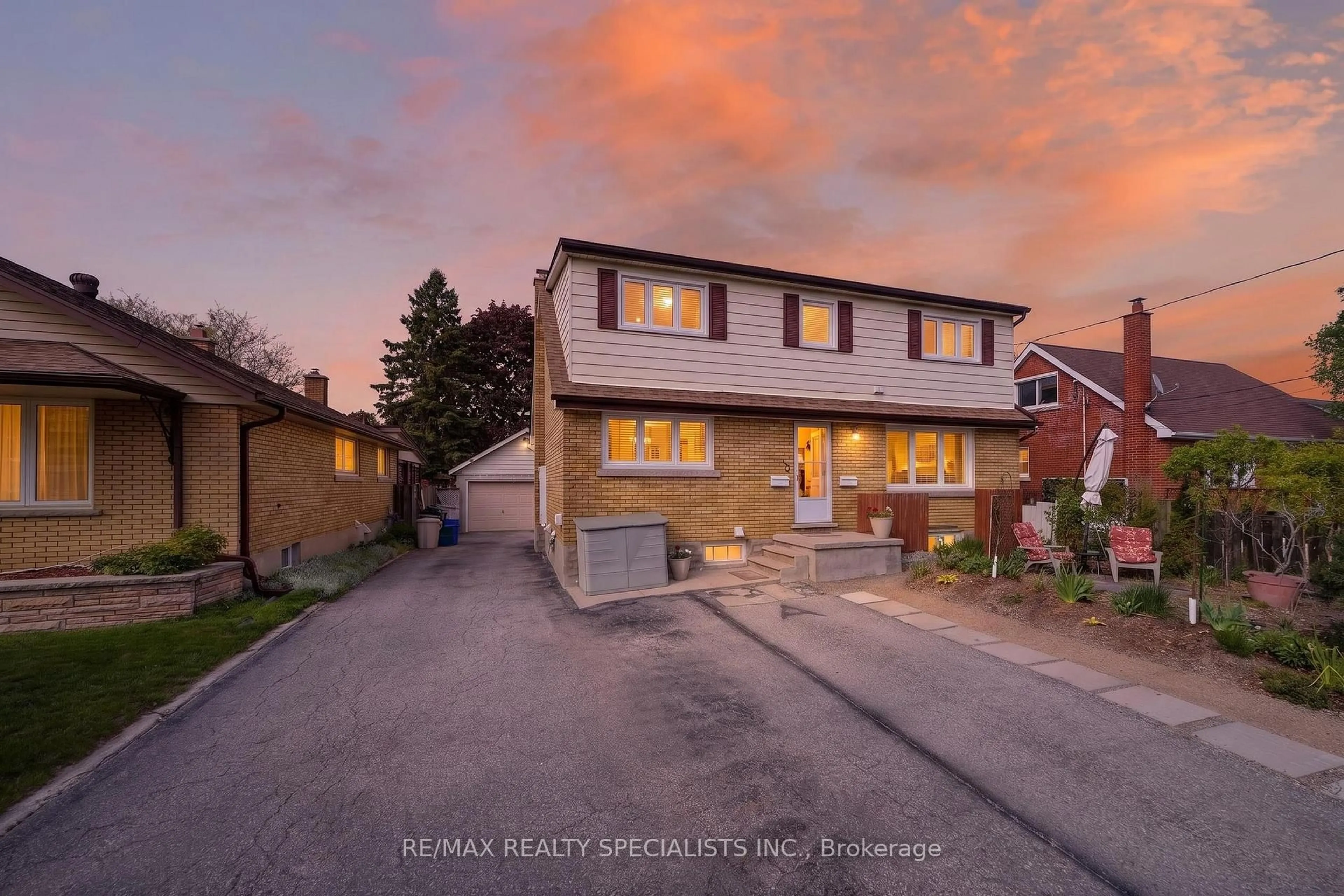 A pic from outside/outdoor area/front of a property/back of a property/a pic from drone, street for 476 Prospect Ave, Kitchener Ontario N2A 1E1