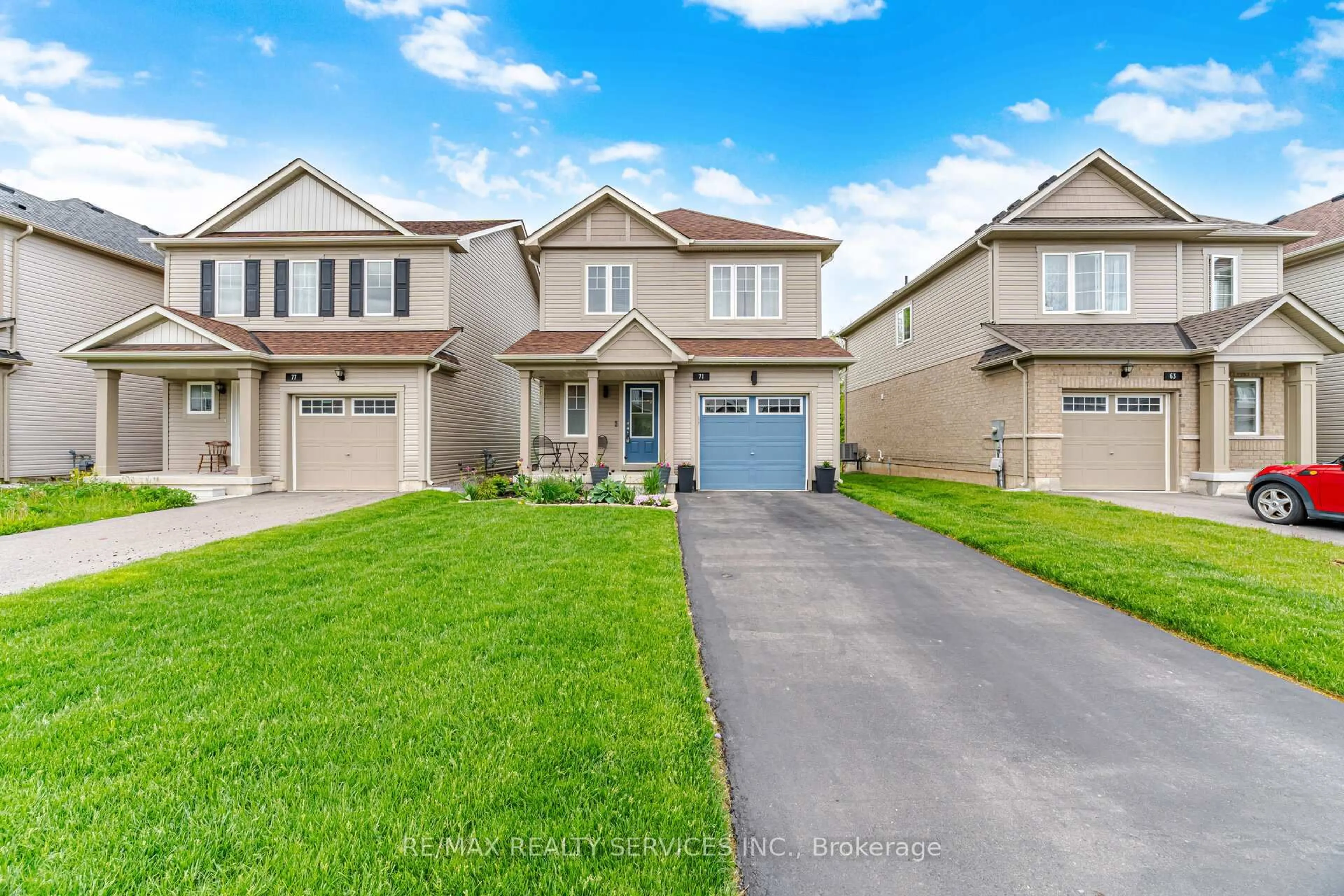 A pic from outside/outdoor area/front of a property/back of a property/a pic from drone, street for 71 Tumblewood Pl, Welland Ontario L3B 0J3