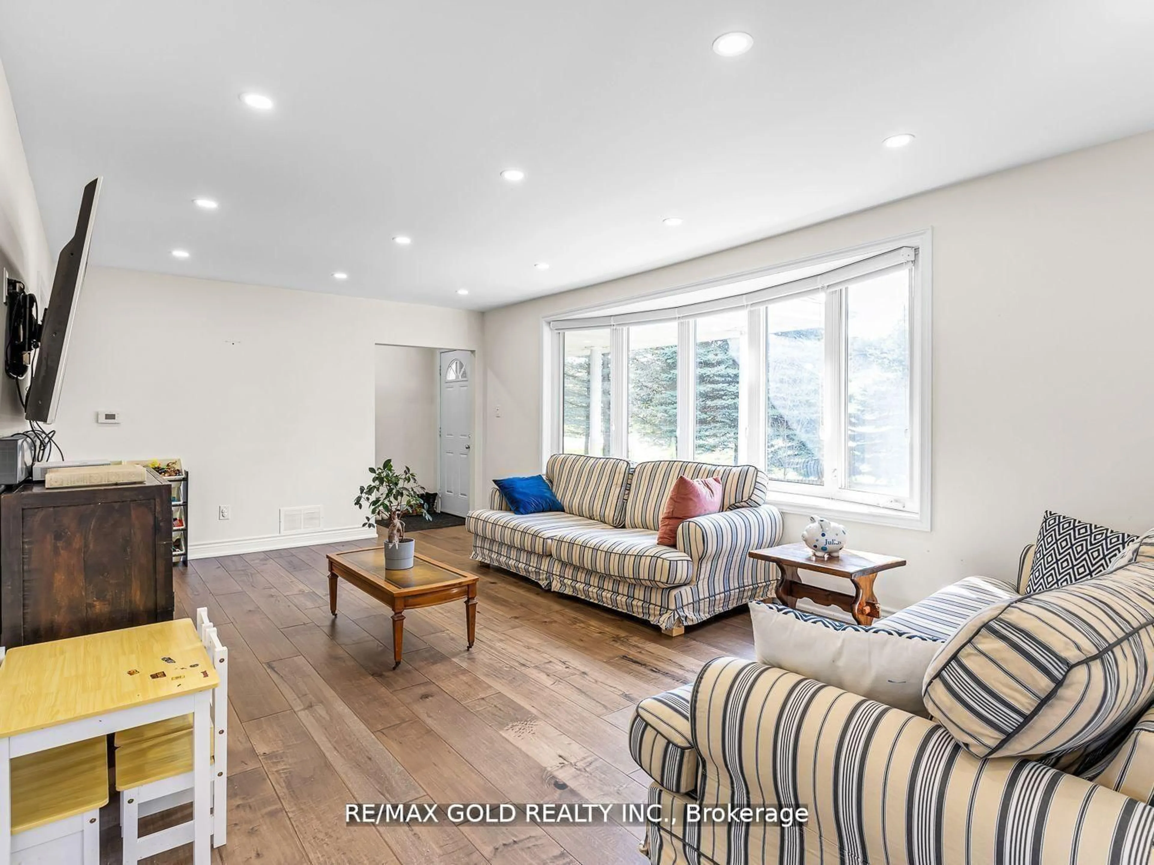 Living room with furniture, wood/laminate floor for 8017 Highway 7, Guelph/Eramosa Ontario N1H 6H8