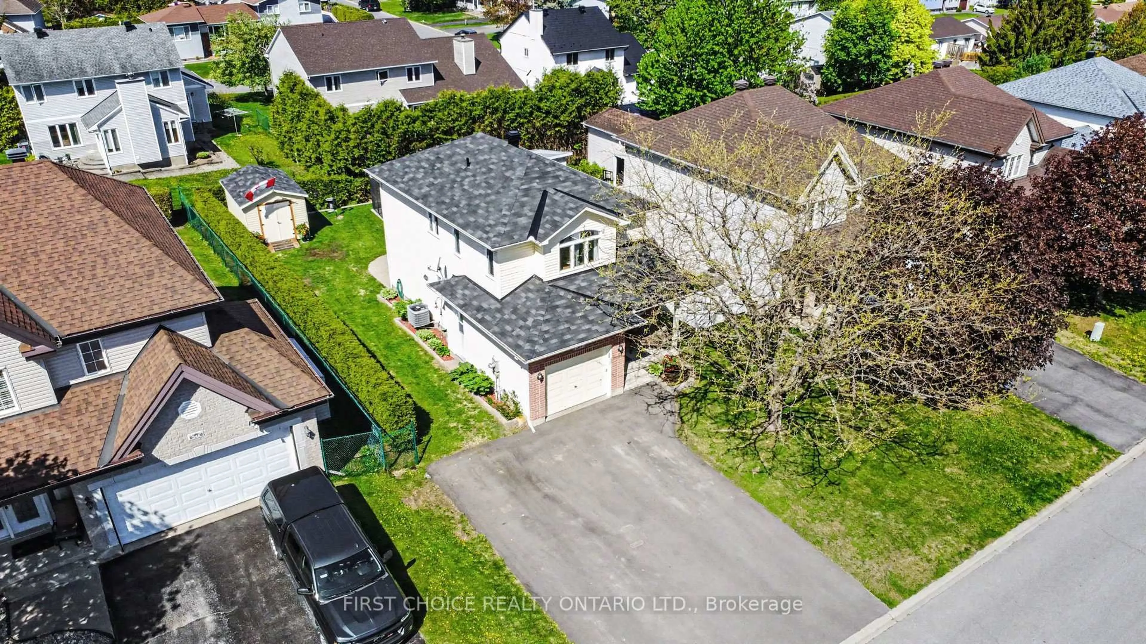 A pic from outside/outdoor area/front of a property/back of a property/a pic from drone, street for 243 Sandra Cres, Clarence-Rockland Ontario K4K 1R6