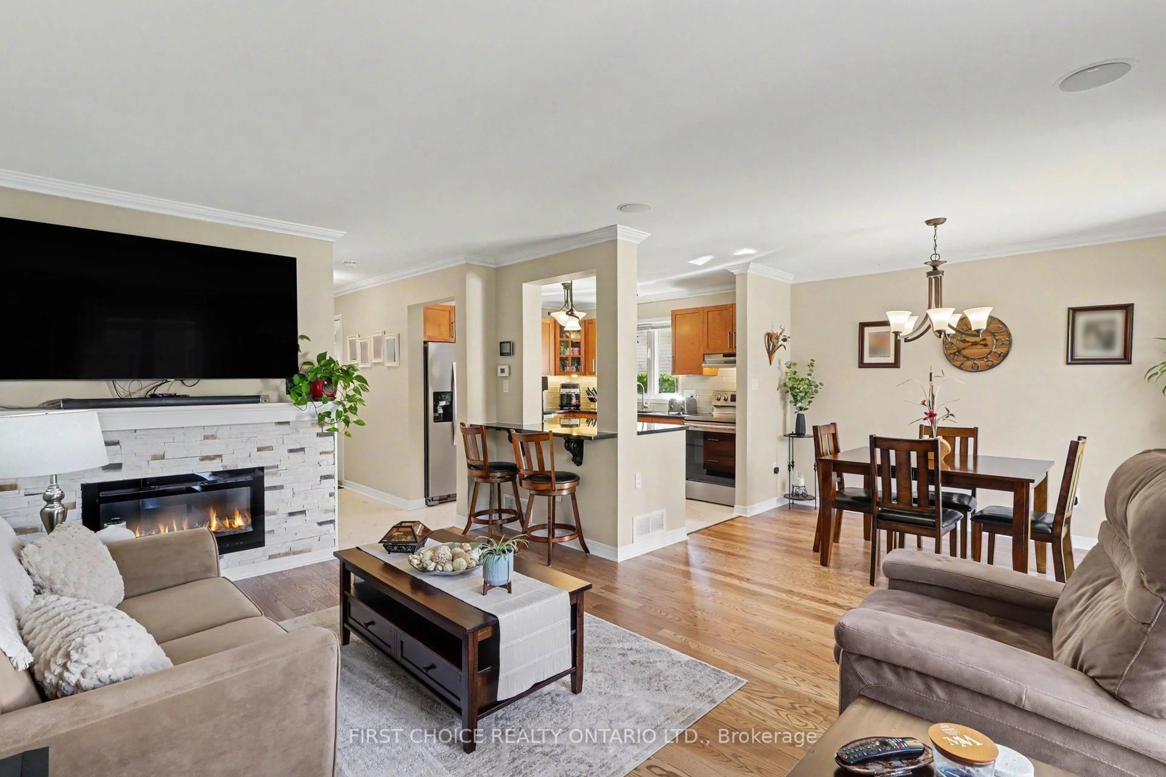 Living room with furniture, wood/laminate floor for 243 Sandra Cres, Clarence-Rockland Ontario K4K 1R6