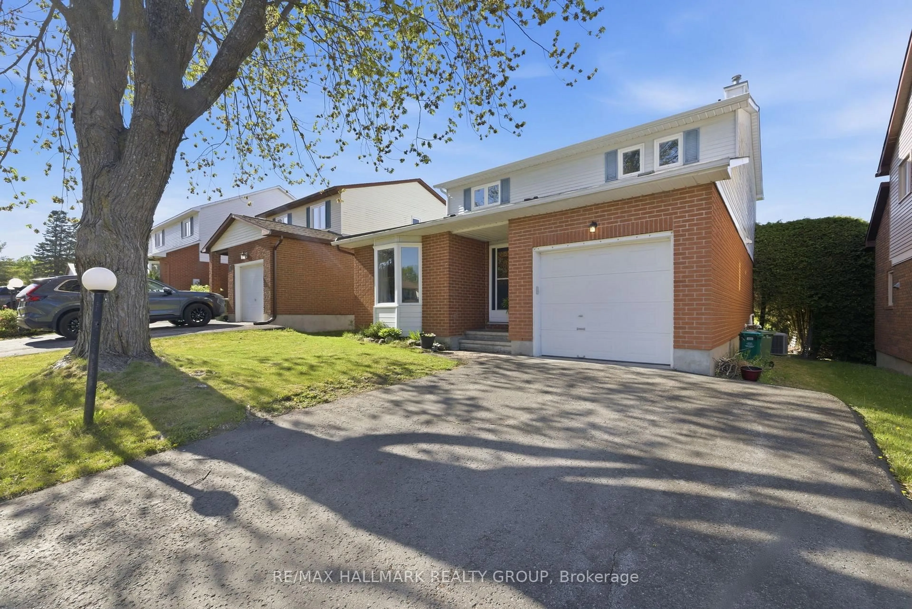 A pic from outside/outdoor area/front of a property/back of a property/a pic from drone, street for 19 Bernier Terr, Kanata Ontario K2L 2V1