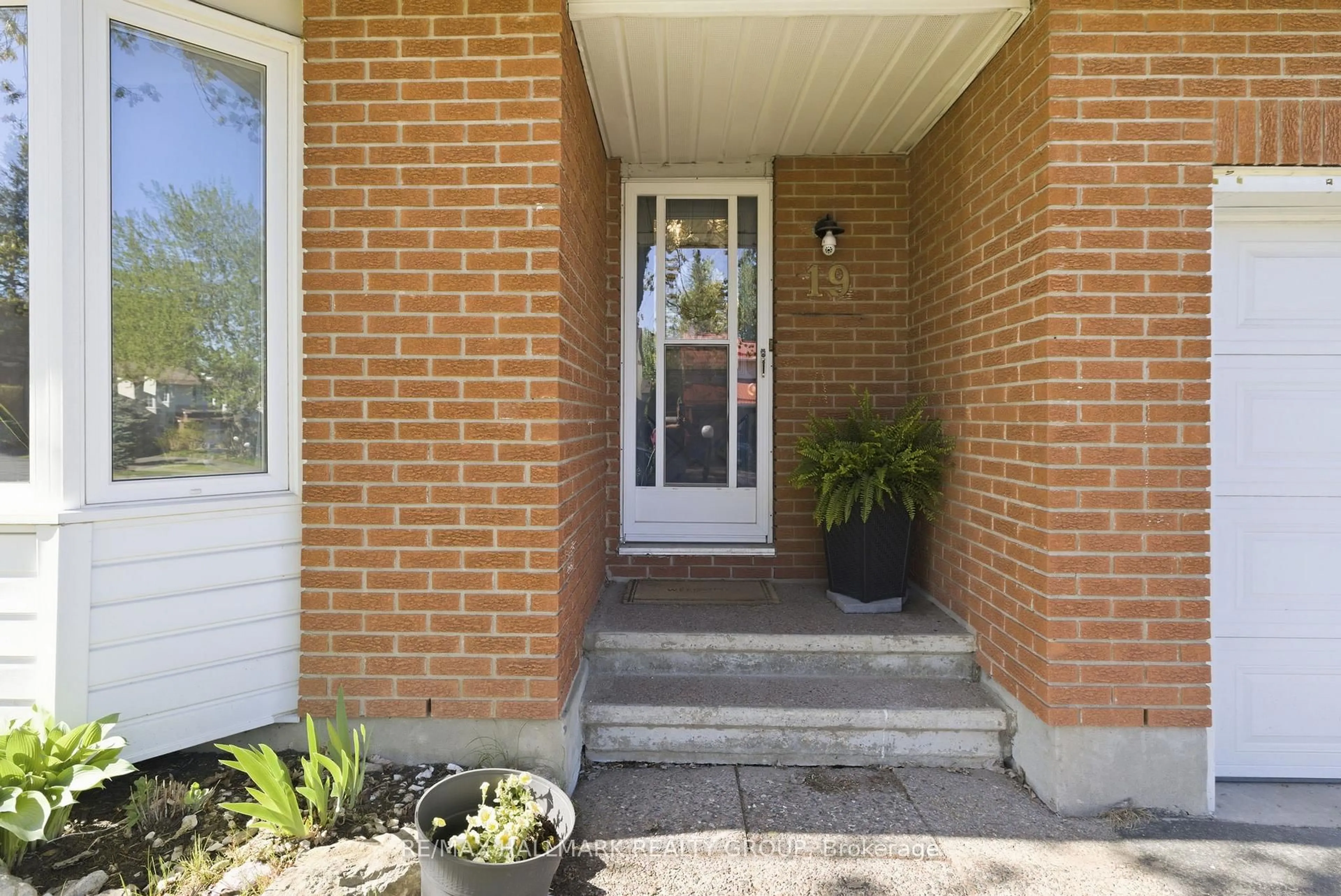 Indoor entryway for 19 Bernier Terr, Kanata Ontario K2L 2V1