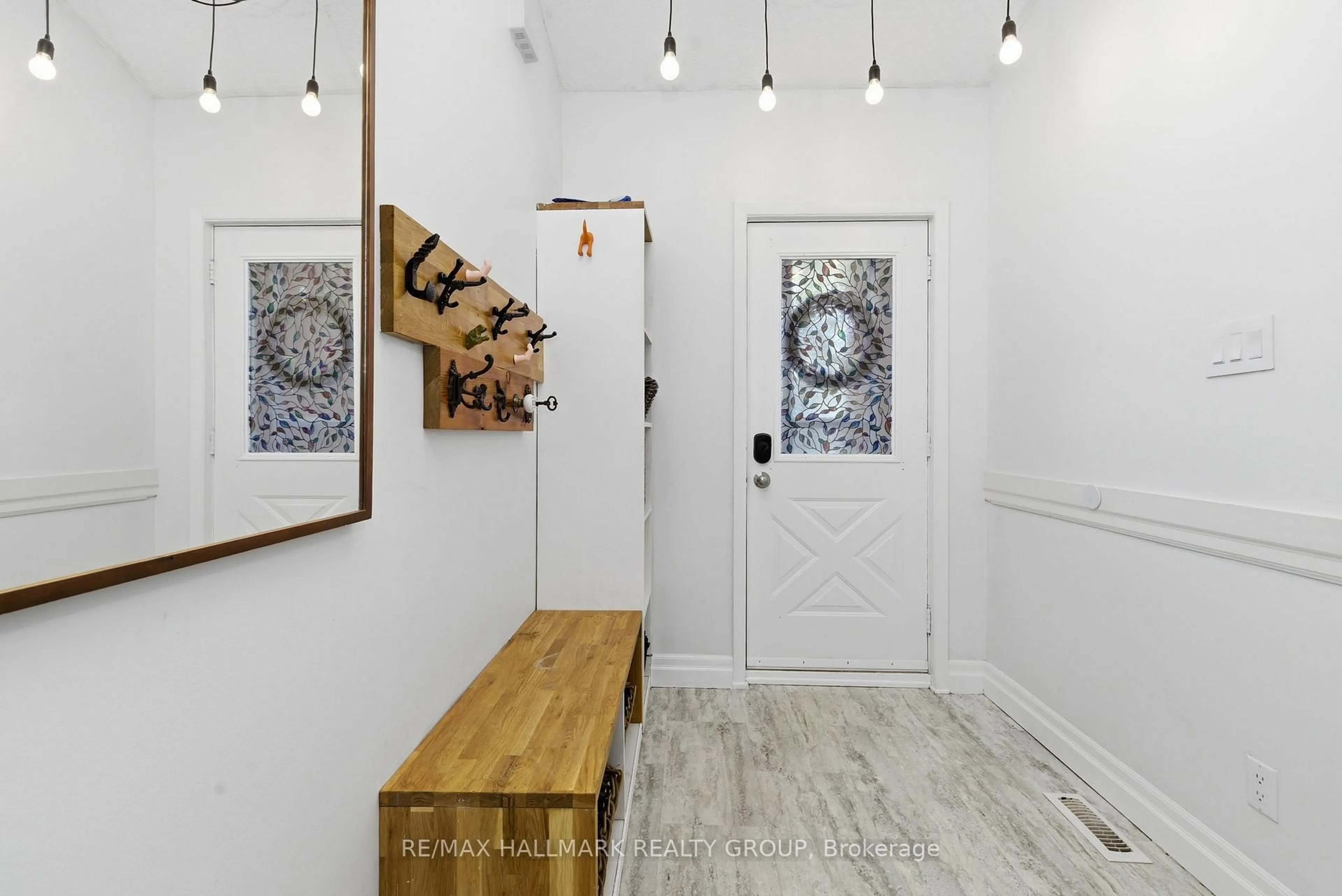 Indoor entryway for 19 Bernier Terr, Kanata Ontario K2L 2V1