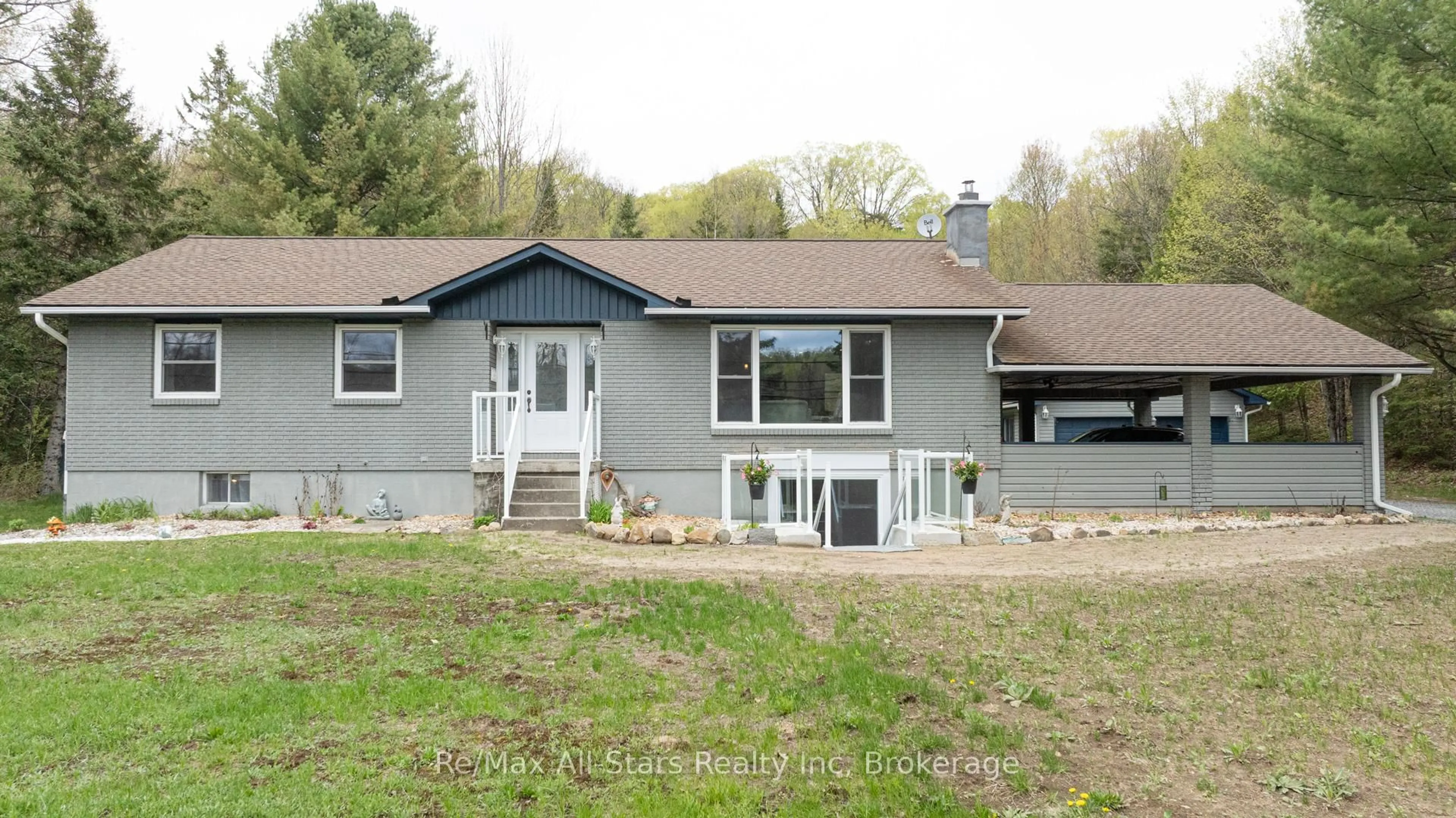 Home with vinyl exterior material, unknown for 2797 Highway 60 Highway, Lake of Bays Ontario P0A 1H0