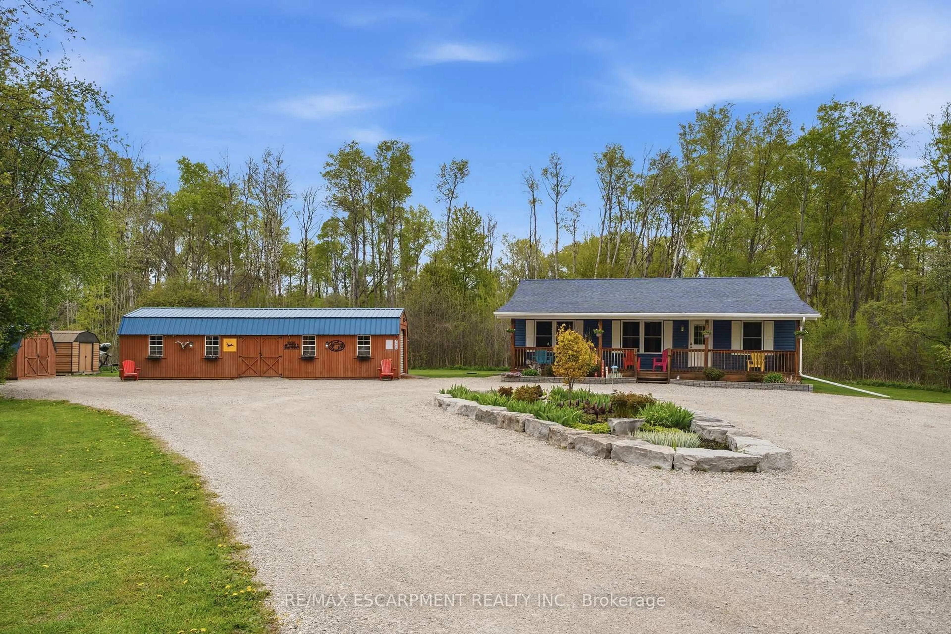 A pic from outside/outdoor area/front of a property/back of a property/a pic from drone, unknown for 809 WEST DUMFRIES Rd, Brant Ontario N3L 3E2