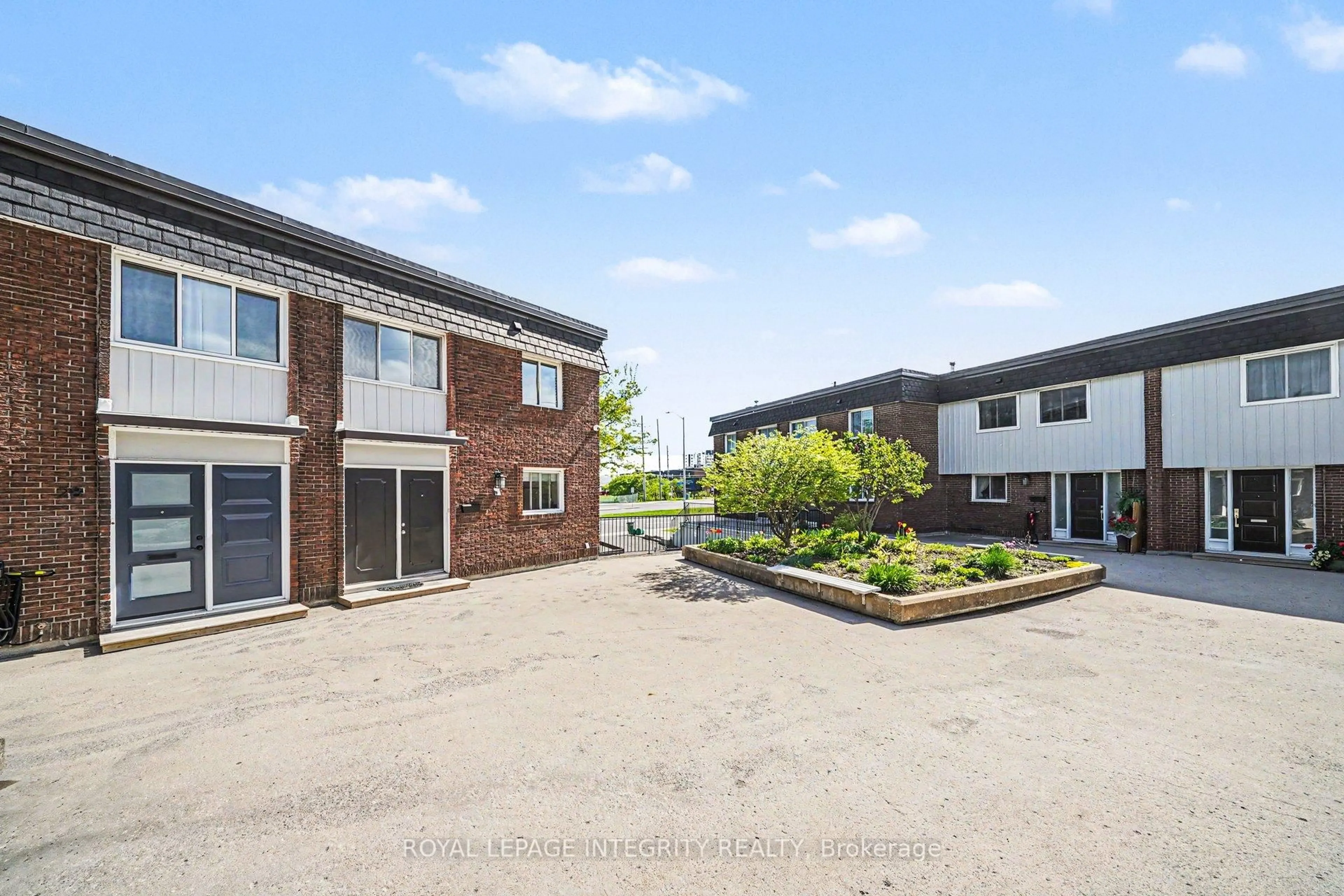 A pic from outside/outdoor area/front of a property/back of a property/a pic from drone, building for 1821 Walkley Rd #27, Ottawa Ontario K1H 6X9