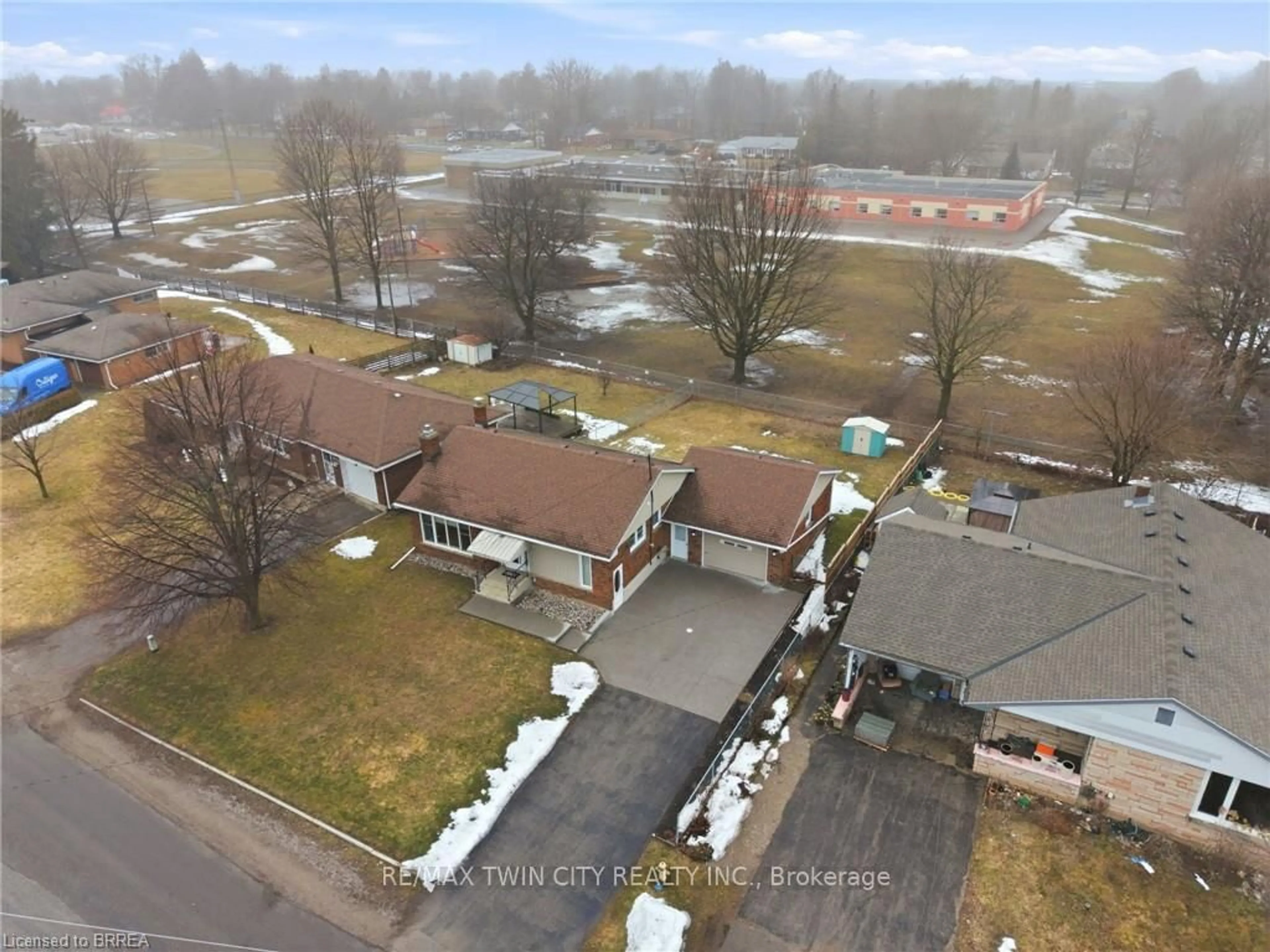 A pic from outside/outdoor area/front of a property/back of a property/a pic from drone, city buildings view from balcony for 168 Montclair Cres, Norfolk Ontario N0E 1Y0
