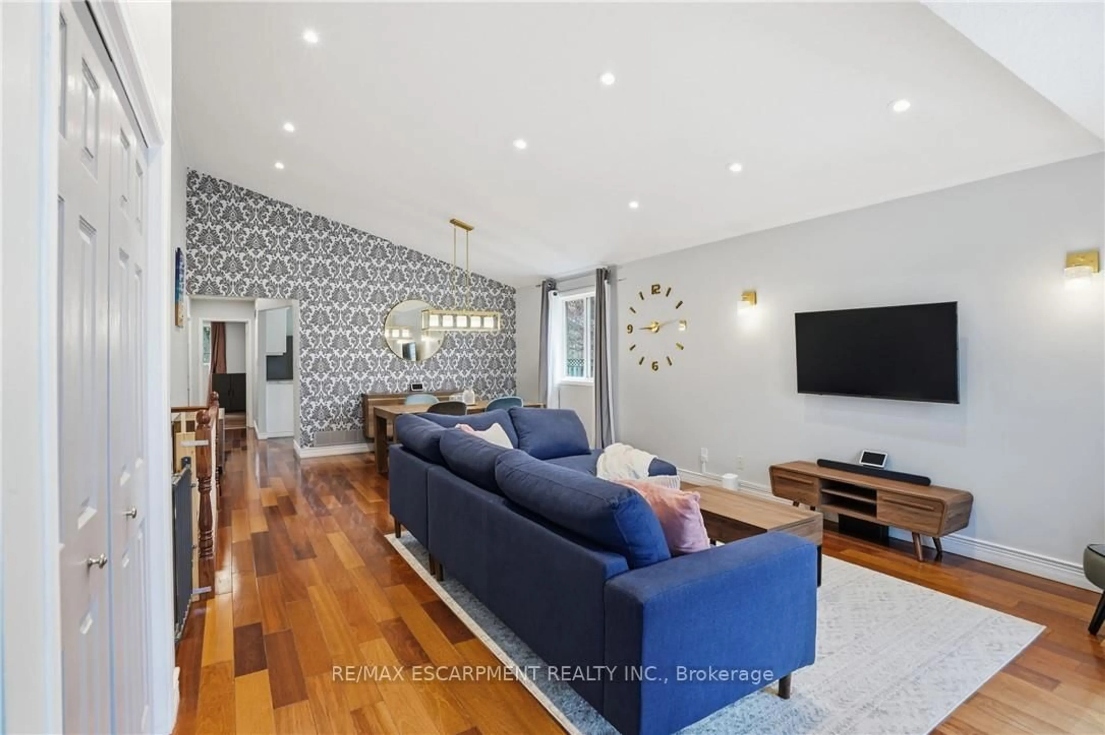 Living room with furniture, wood/laminate floor for 2 Amore Blvd, Hamilton Ontario L9B 2V3