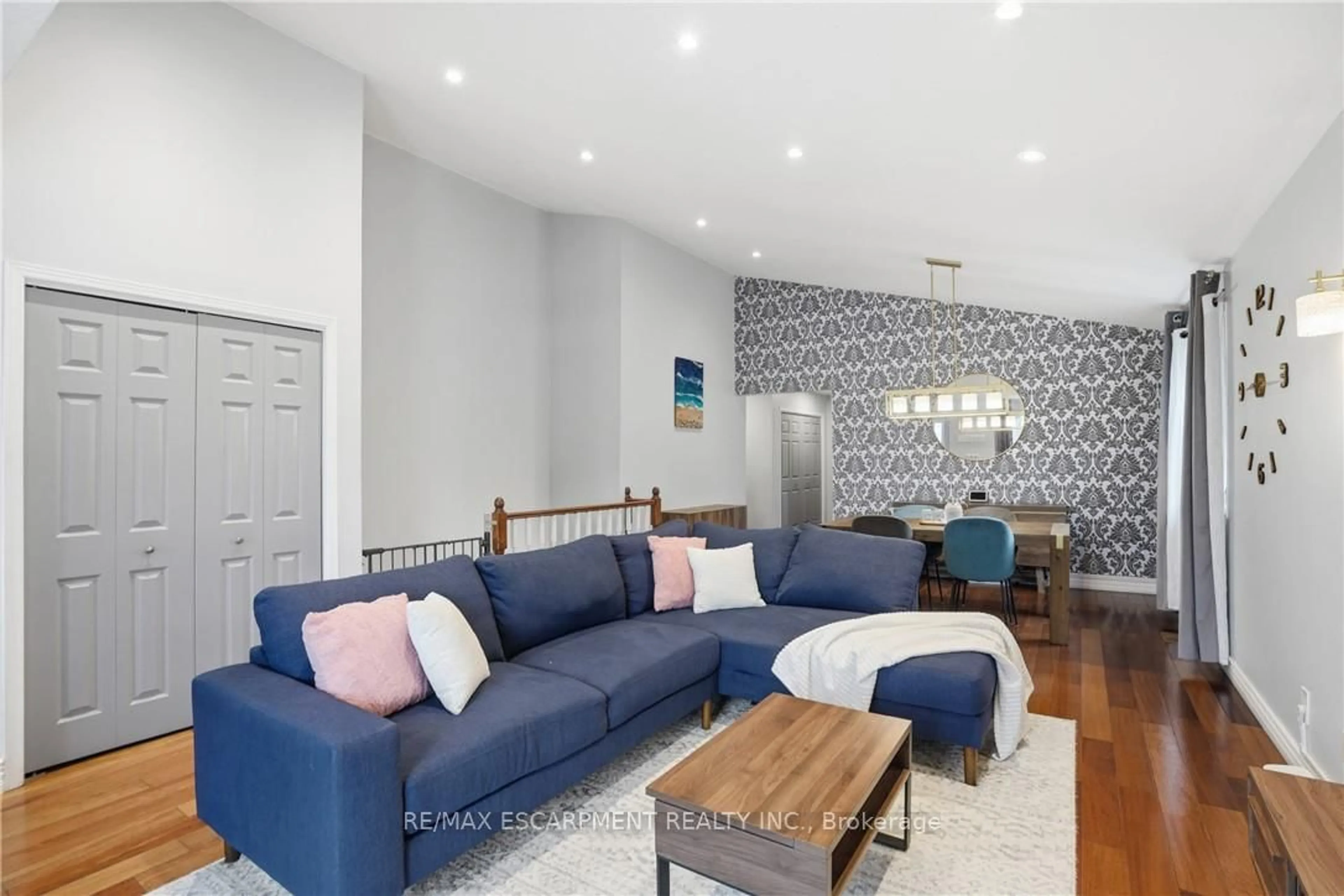Living room with furniture, unknown for 2 Amore Blvd, Hamilton Ontario L9B 2V3