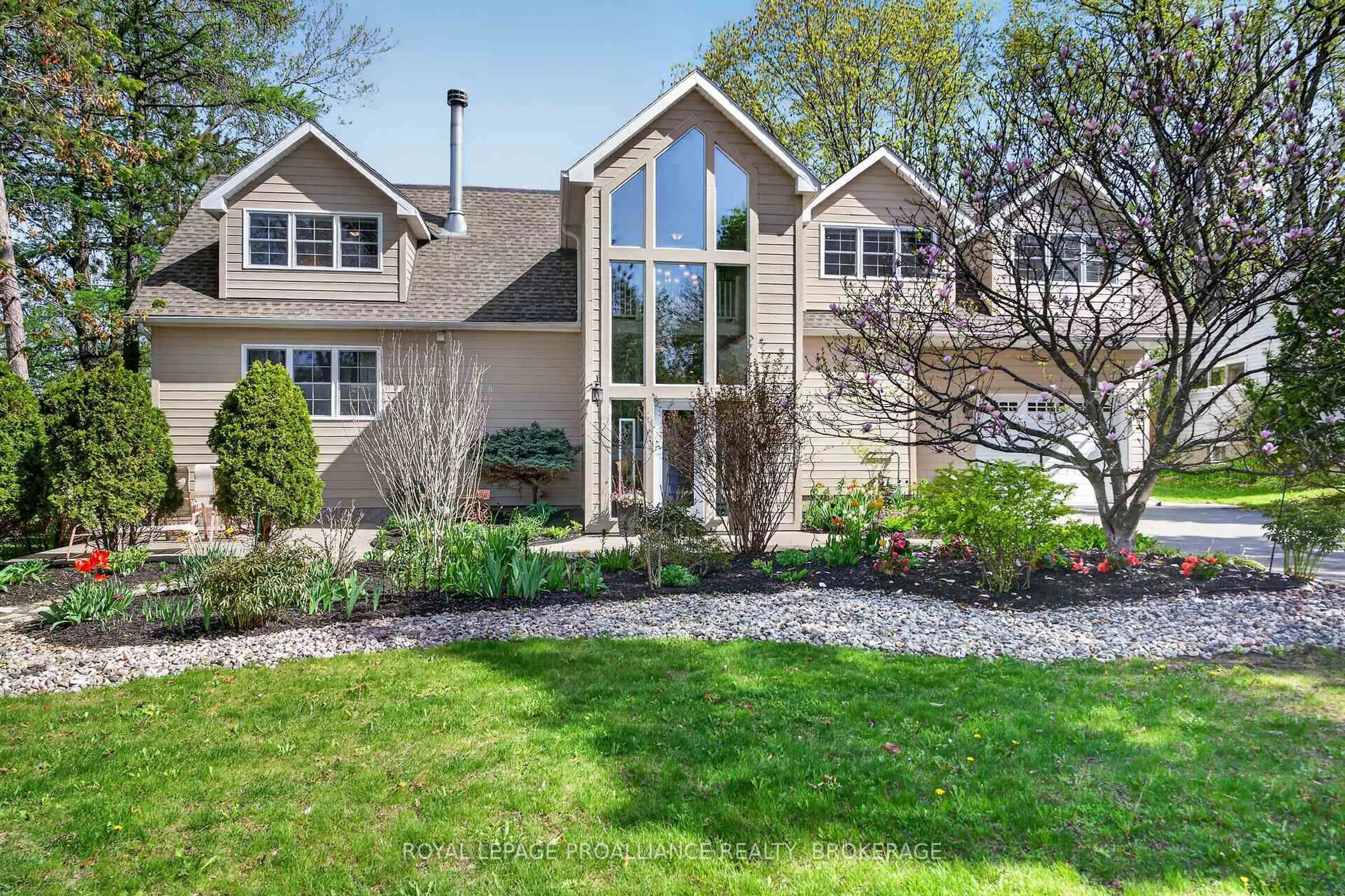 Home with vinyl exterior material, mountain view for 9 Grenville Cres, Kingston Ontario K7M 3A9