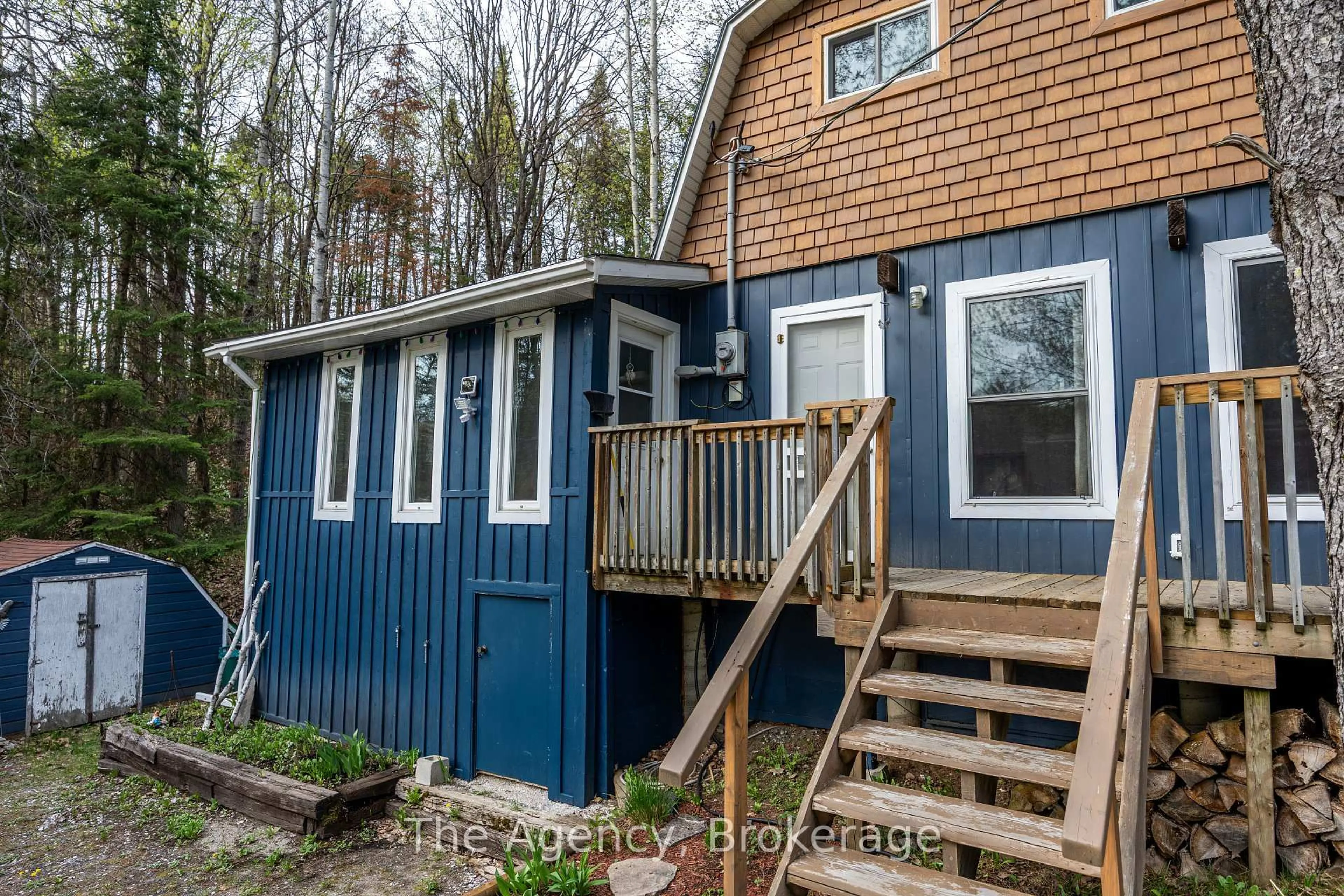 Home with vinyl exterior material, street for 1094 Springdale Park Rd, Bracebridge Ontario P1L 1W9