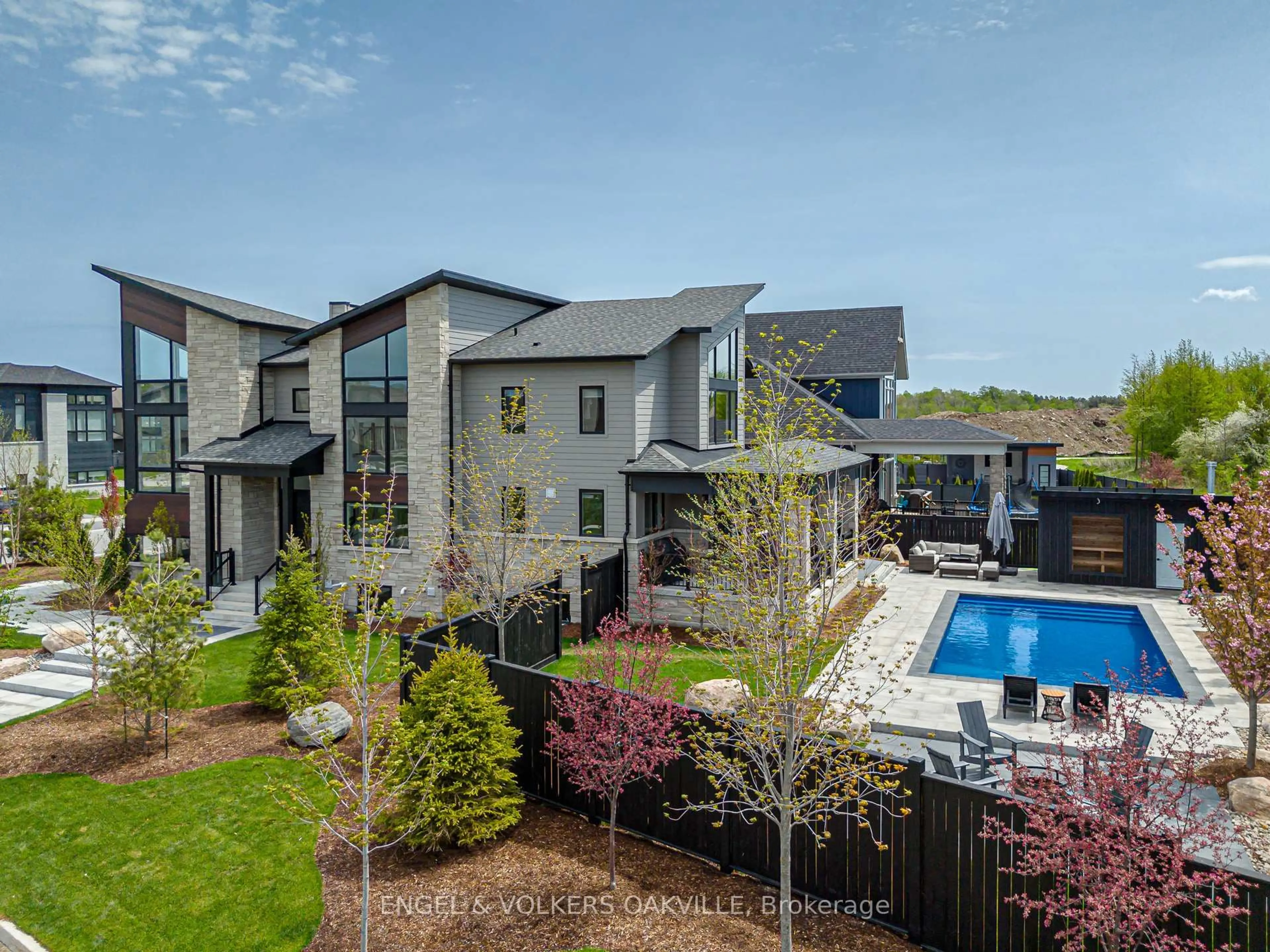 A pic from outside/outdoor area/front of a property/back of a property/a pic from drone, unknown for 117 Stoneleigh Dr, Blue Mountains Ontario L9Y 0Z4