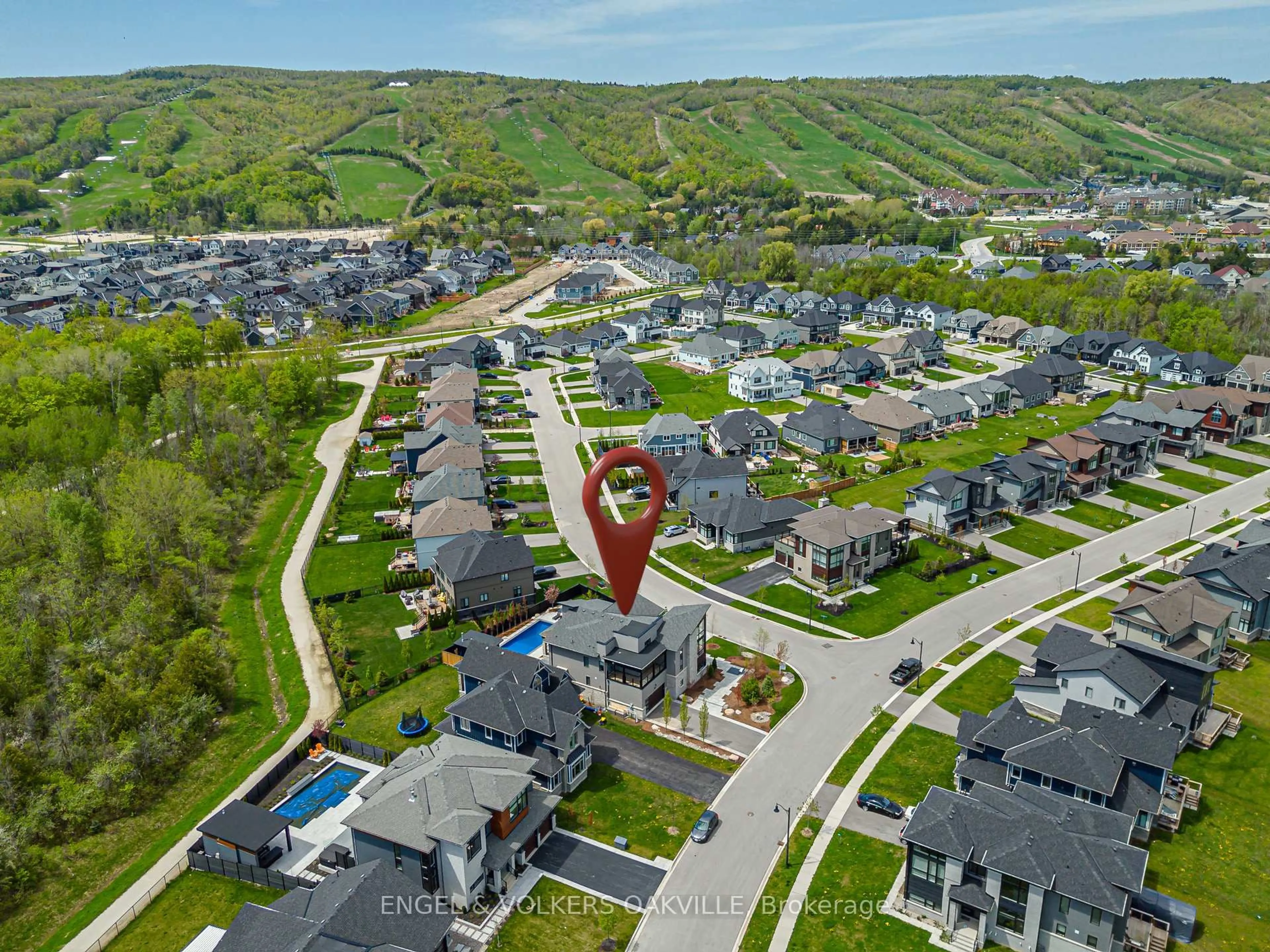 A pic from outside/outdoor area/front of a property/back of a property/a pic from drone, mountain view for 117 Stoneleigh Dr, Blue Mountains Ontario L9Y 0Z4