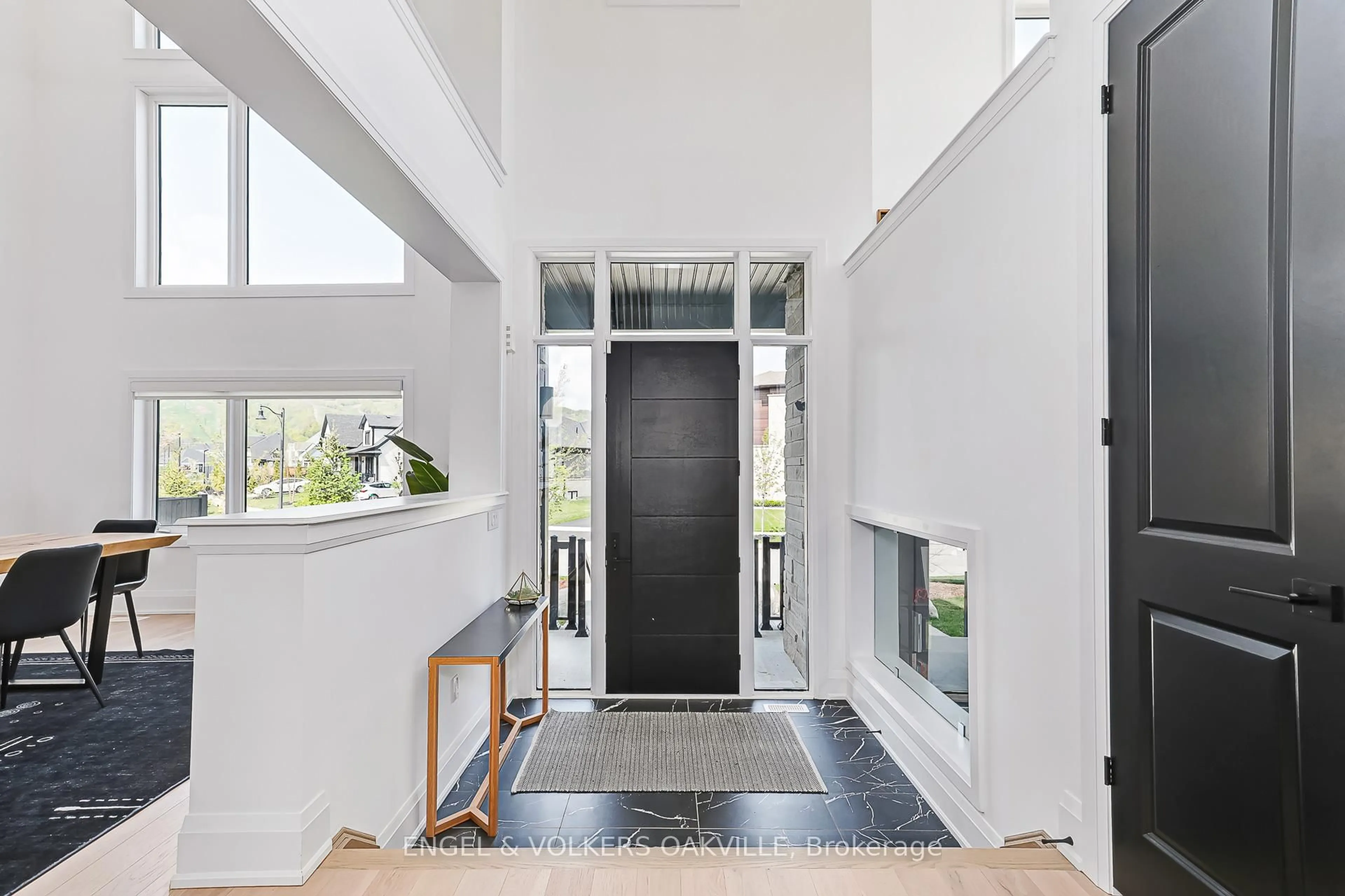 Indoor entryway for 117 Stoneleigh Dr, Blue Mountains Ontario L9Y 0Z4