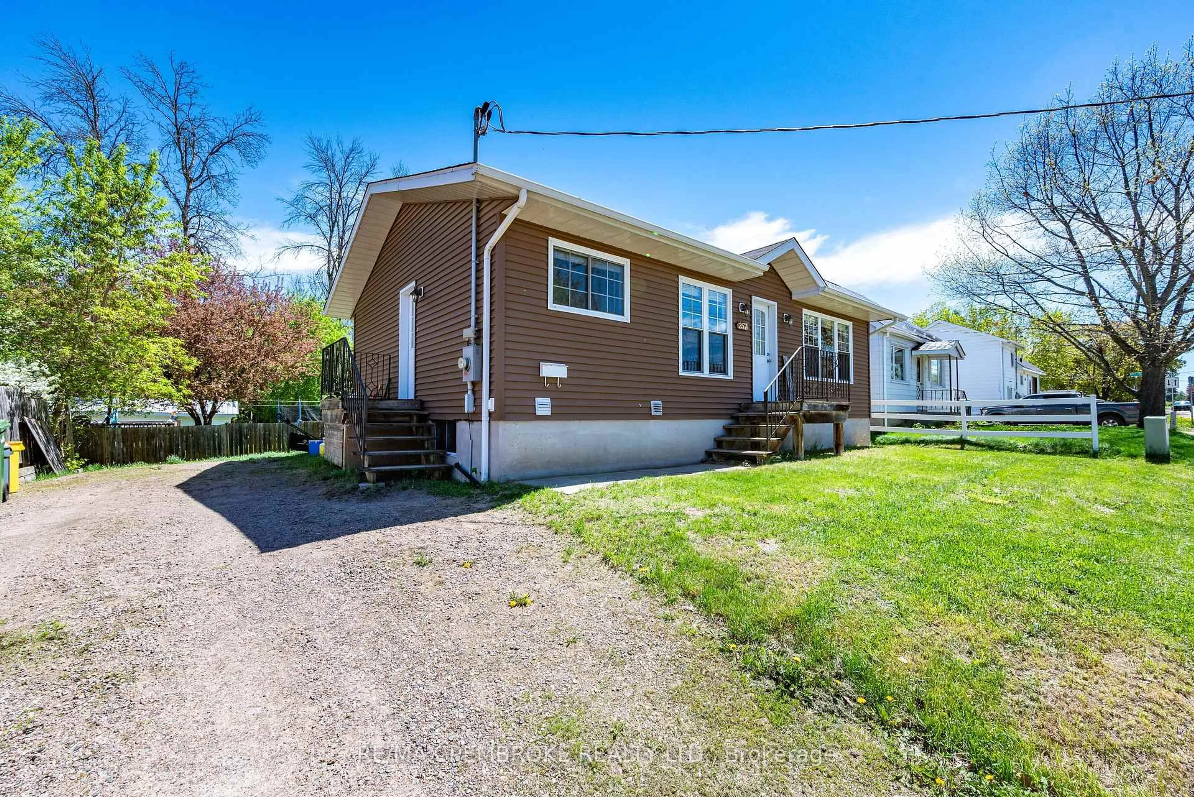 Home with vinyl exterior material, street for 257 Fraser St, Pembroke Ontario K8A 1X9