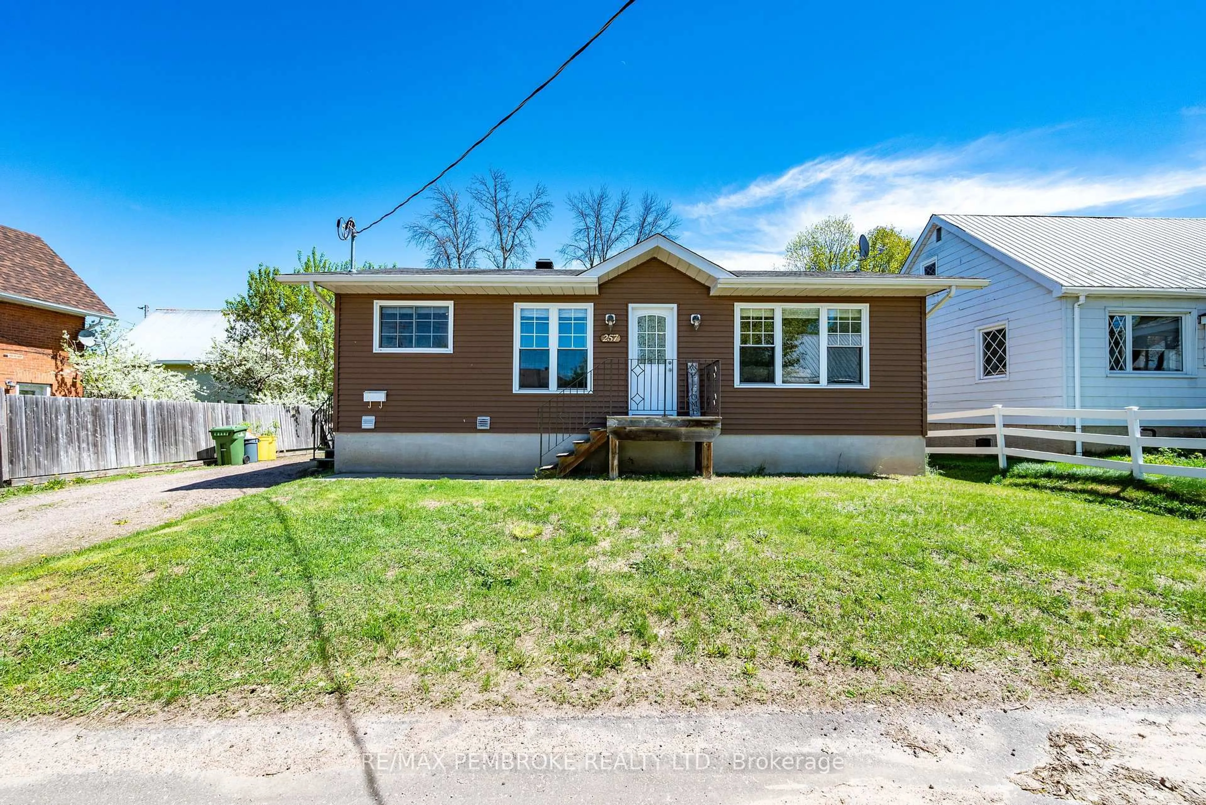 Home with vinyl exterior material, street for 257 Fraser St, Pembroke Ontario K8A 1X9