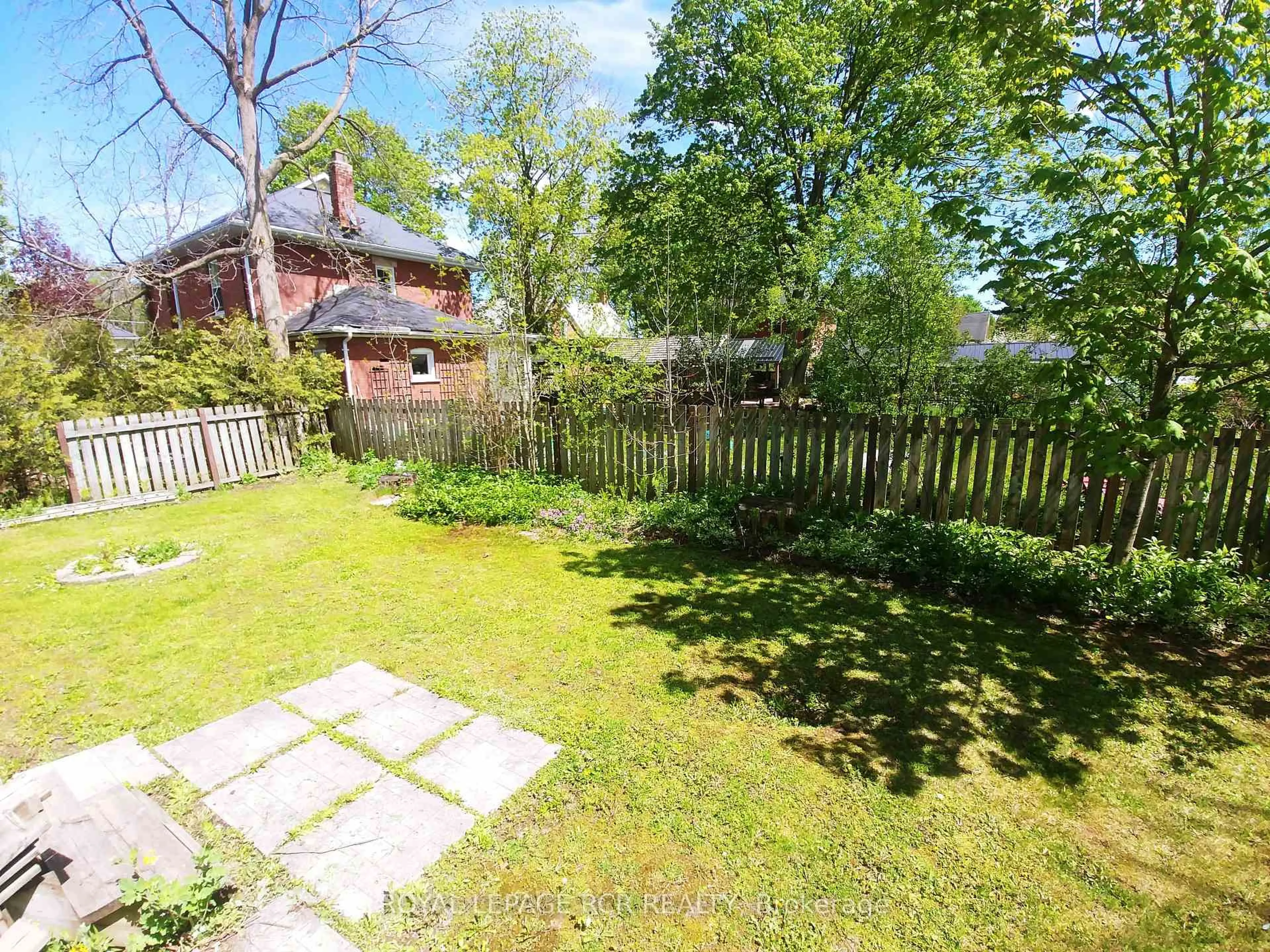 A pic from outside/outdoor area/front of a property/back of a property/a pic from drone, street for 2 Dundas  W St, Erin Ontario N0B 1T0