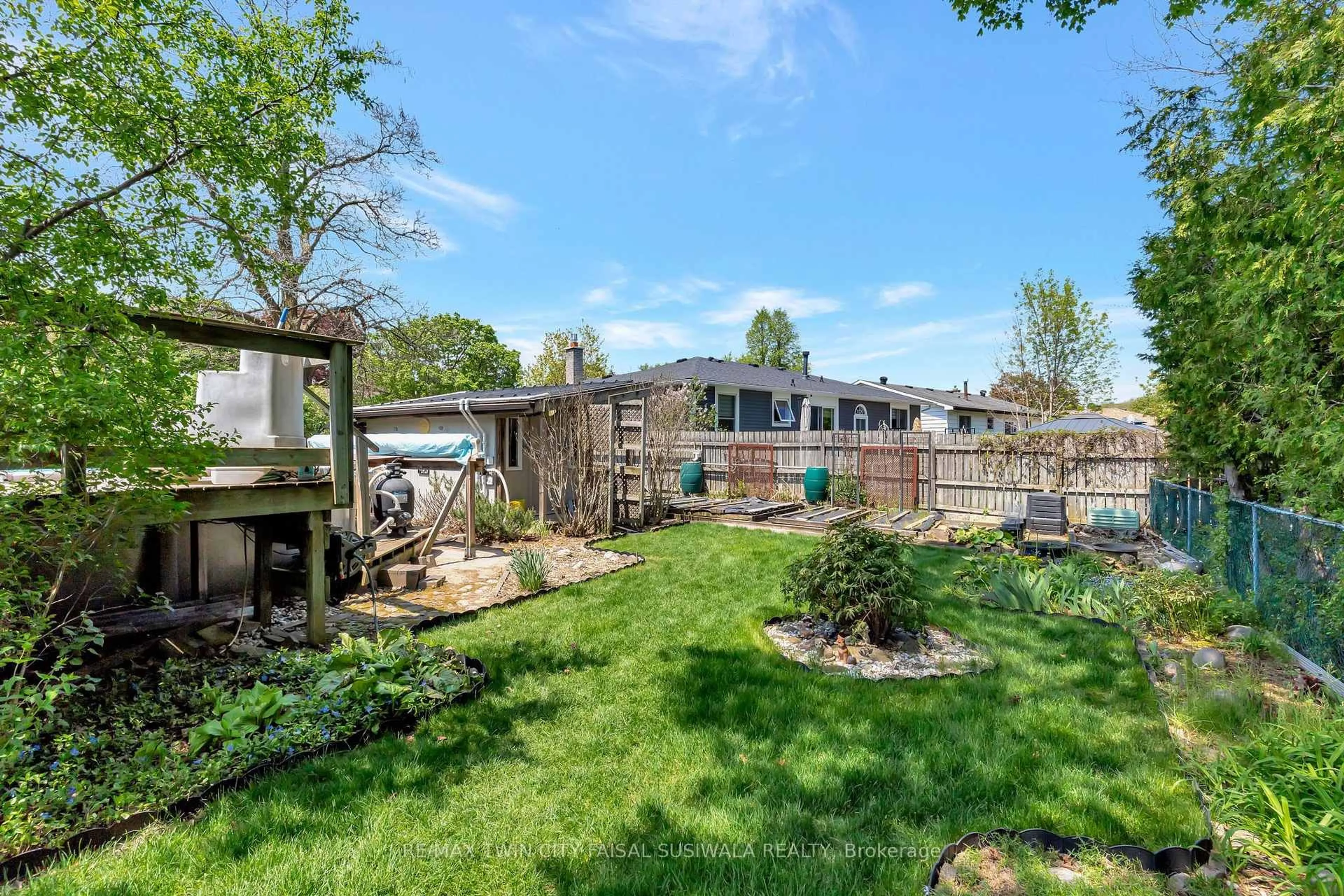 A pic from outside/outdoor area/front of a property/back of a property/a pic from drone, water/lake/river/ocean view for 224 Erindale Cres, Cambridge Ontario N3C 3E8
