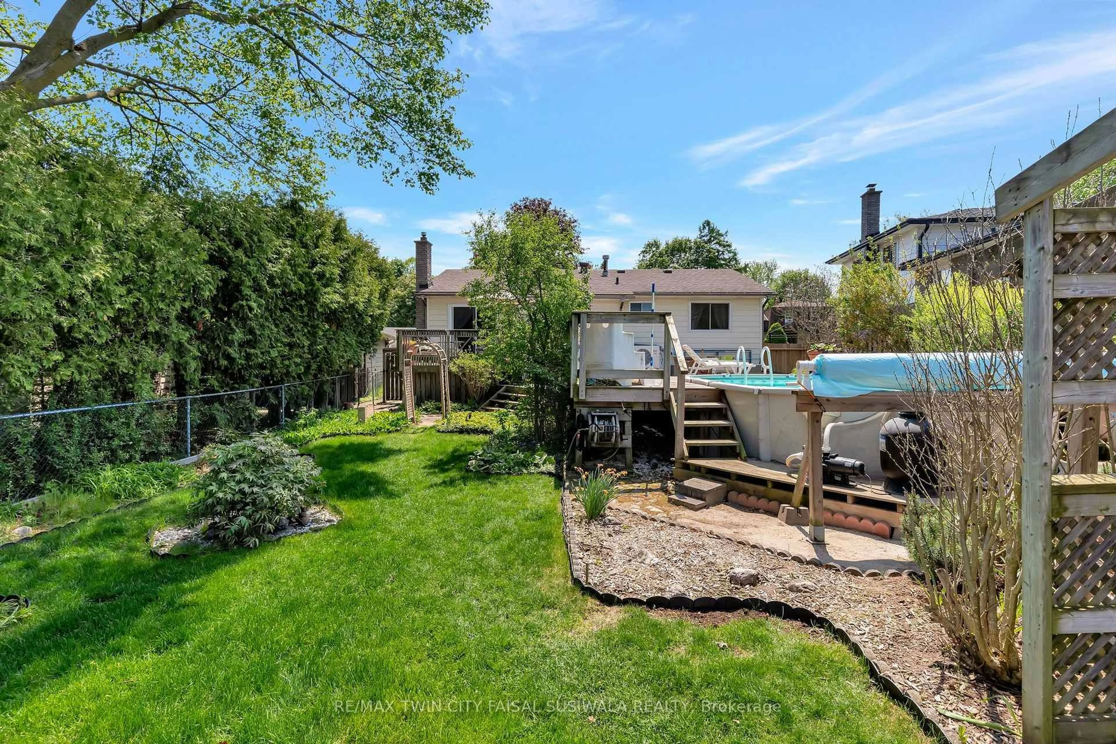 A pic from outside/outdoor area/front of a property/back of a property/a pic from drone, street for 224 Erindale Cres, Cambridge Ontario N3C 3E8