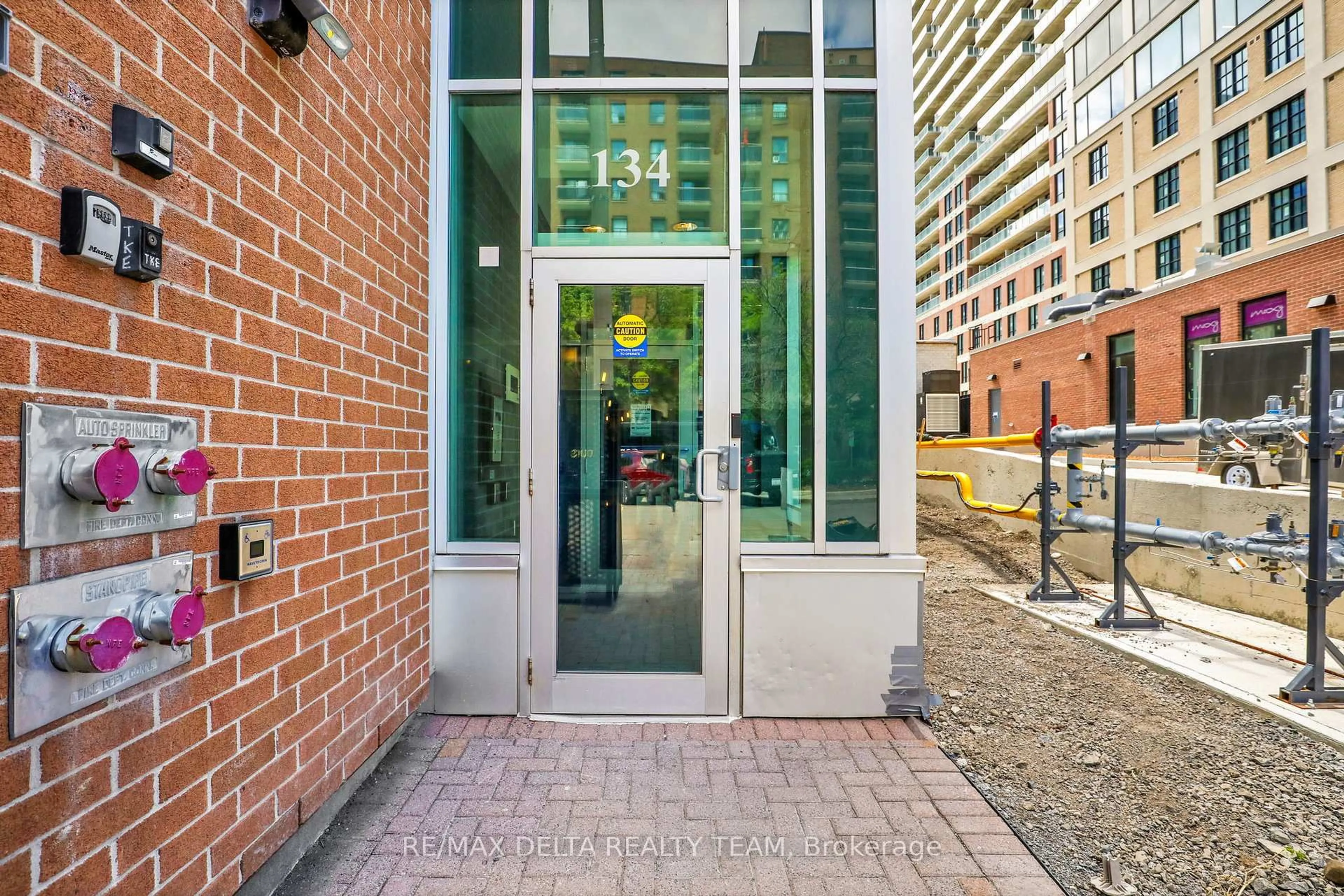 Indoor foyer for 134 York St #205, Ottawa Ontario K1N 1K8