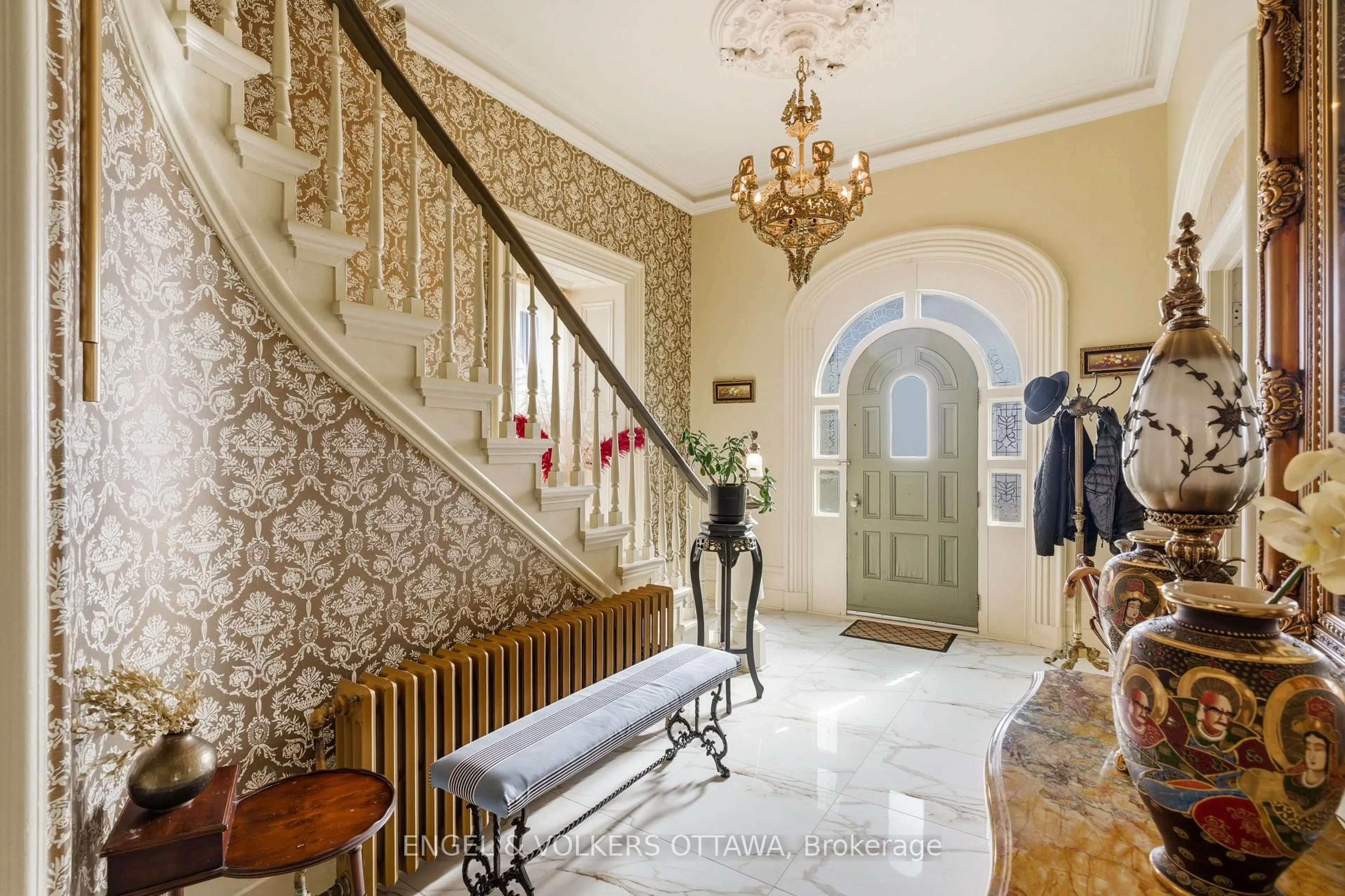 Indoor foyer for 382 Mcgill St, Hawkesbury Ontario K6A 1R2