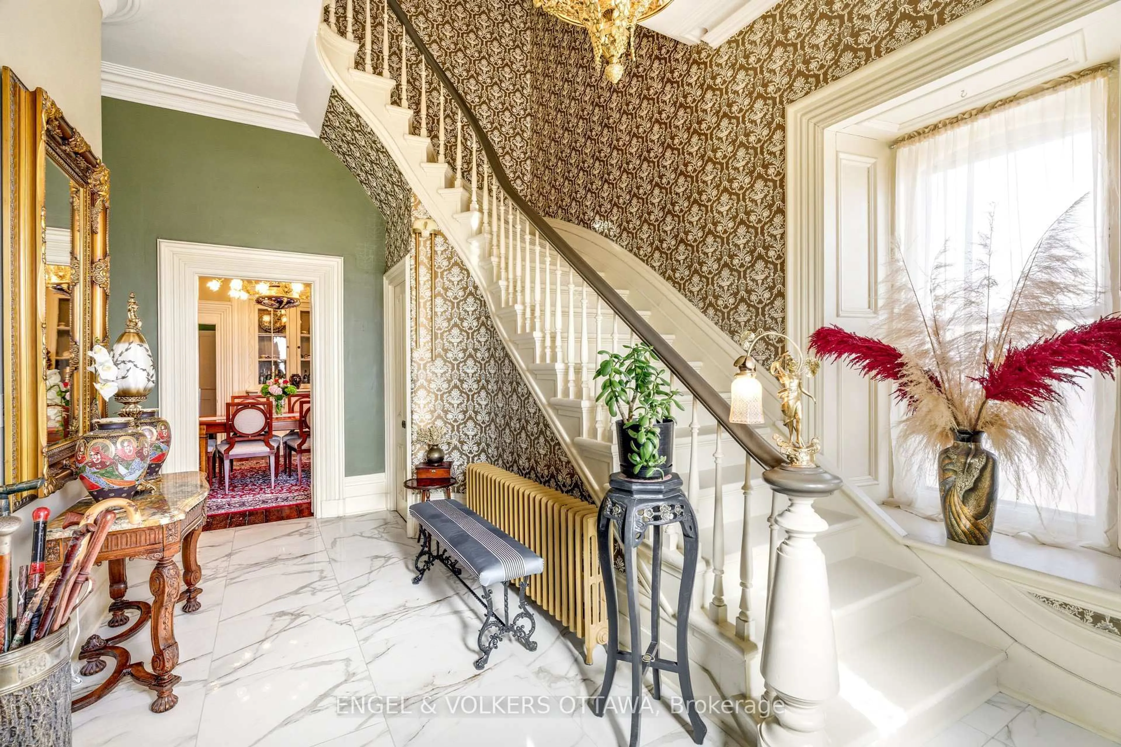 Indoor foyer for 382 Mcgill St, Hawkesbury Ontario K6A 1R2